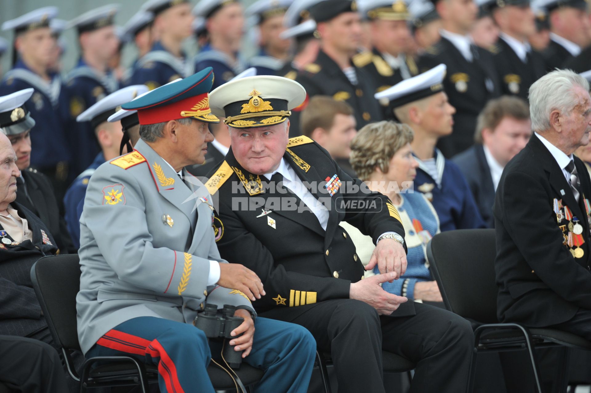 Североморск. Военно-морской парад в День ВМФ РФ. На снимке: министр обороны РФ Сергей Шойгу (слева) и командующий Северным Флотом РФ адмирал Владимир Королев.