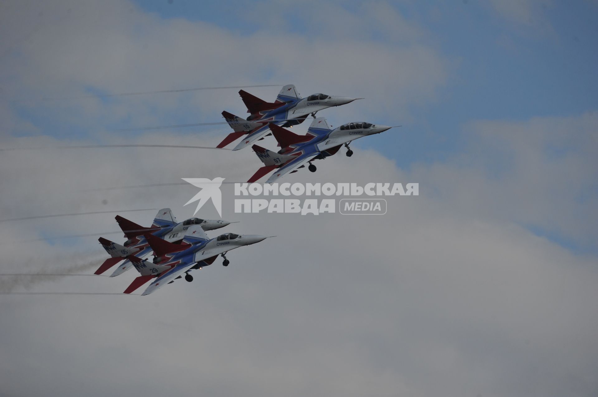 Североморск. Военно-морской парад в День ВМФ РФ. Показательные выступления. На снимке: самолеты пилотажной группы `Стрижи` МиГ-29.