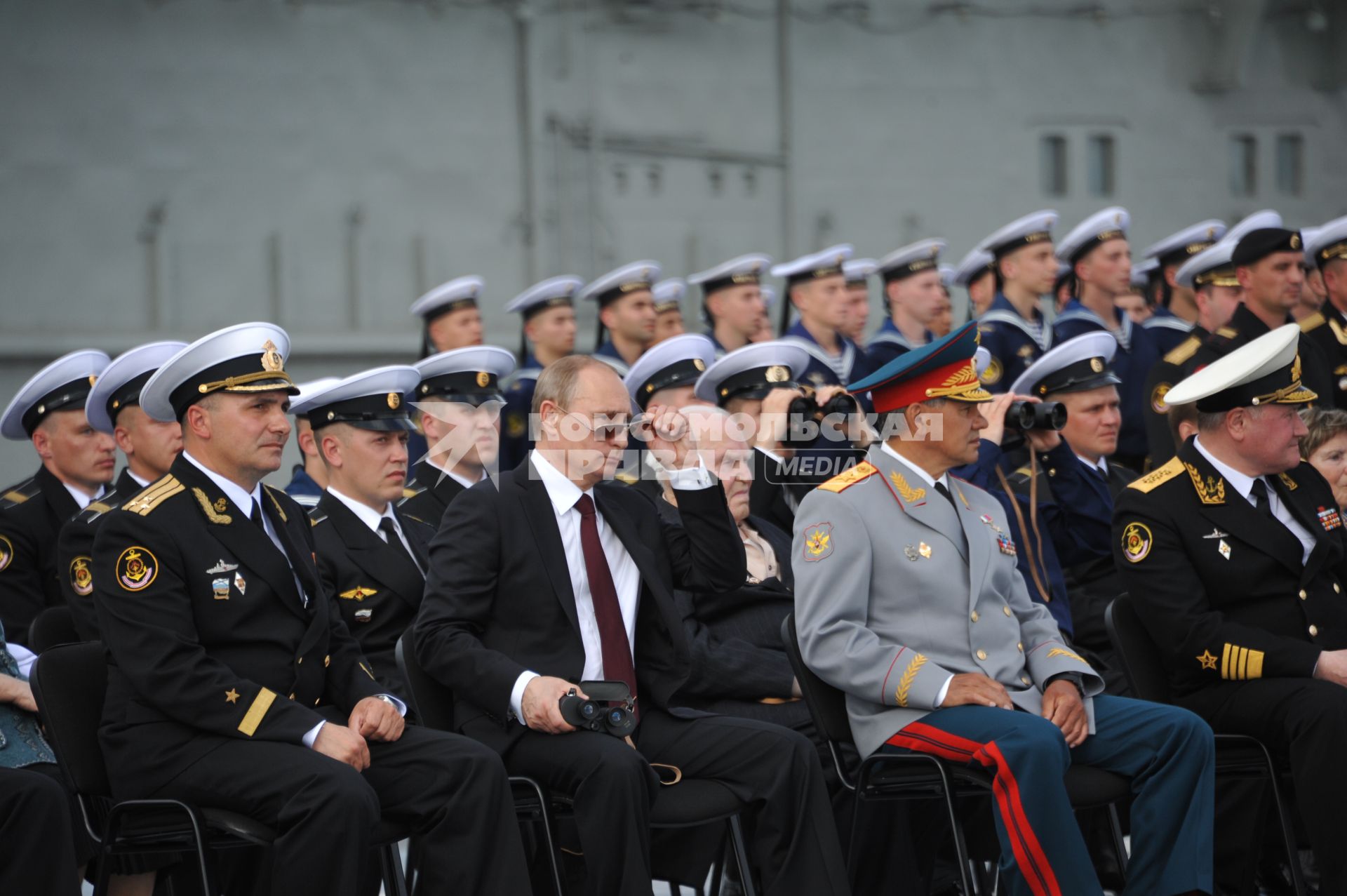 Североморск. Военно-морской парад в День ВМФ РФ. На снимке (слева направо): командир авианосца `Адмирал флота Советского Союза Кузнецов`, капитан 1 ранга Сергей Артамонов, президент РФ Владимир Путин, министр обороны РФ Сергей Шойгу и командующий Северным Флотом РФ адмирал Владимир Королев.