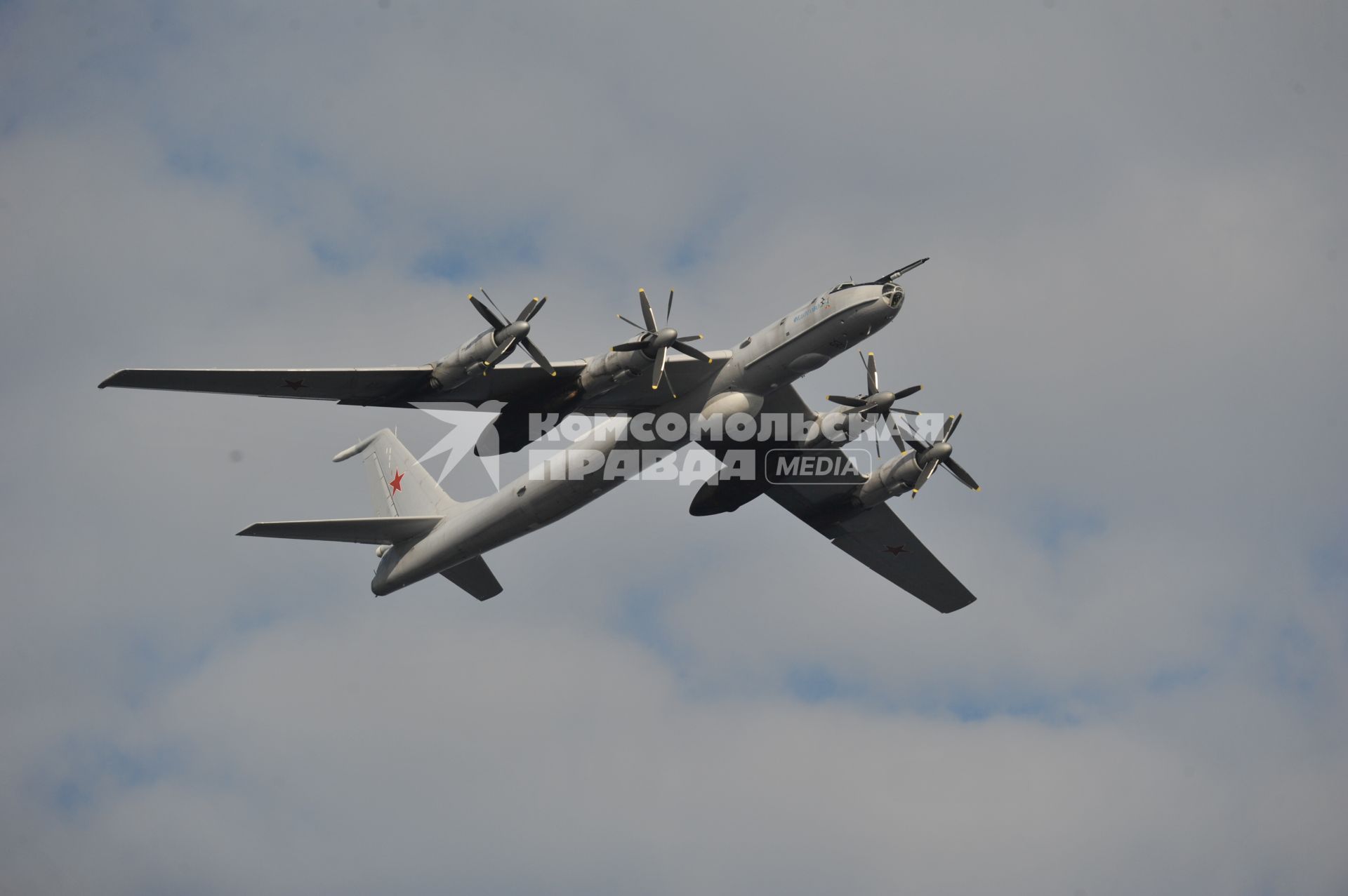 Североморск. Военно-морской парад в День ВМФ РФ. На снимке: противолодочный самолет Ту-142МК `Федотово`.