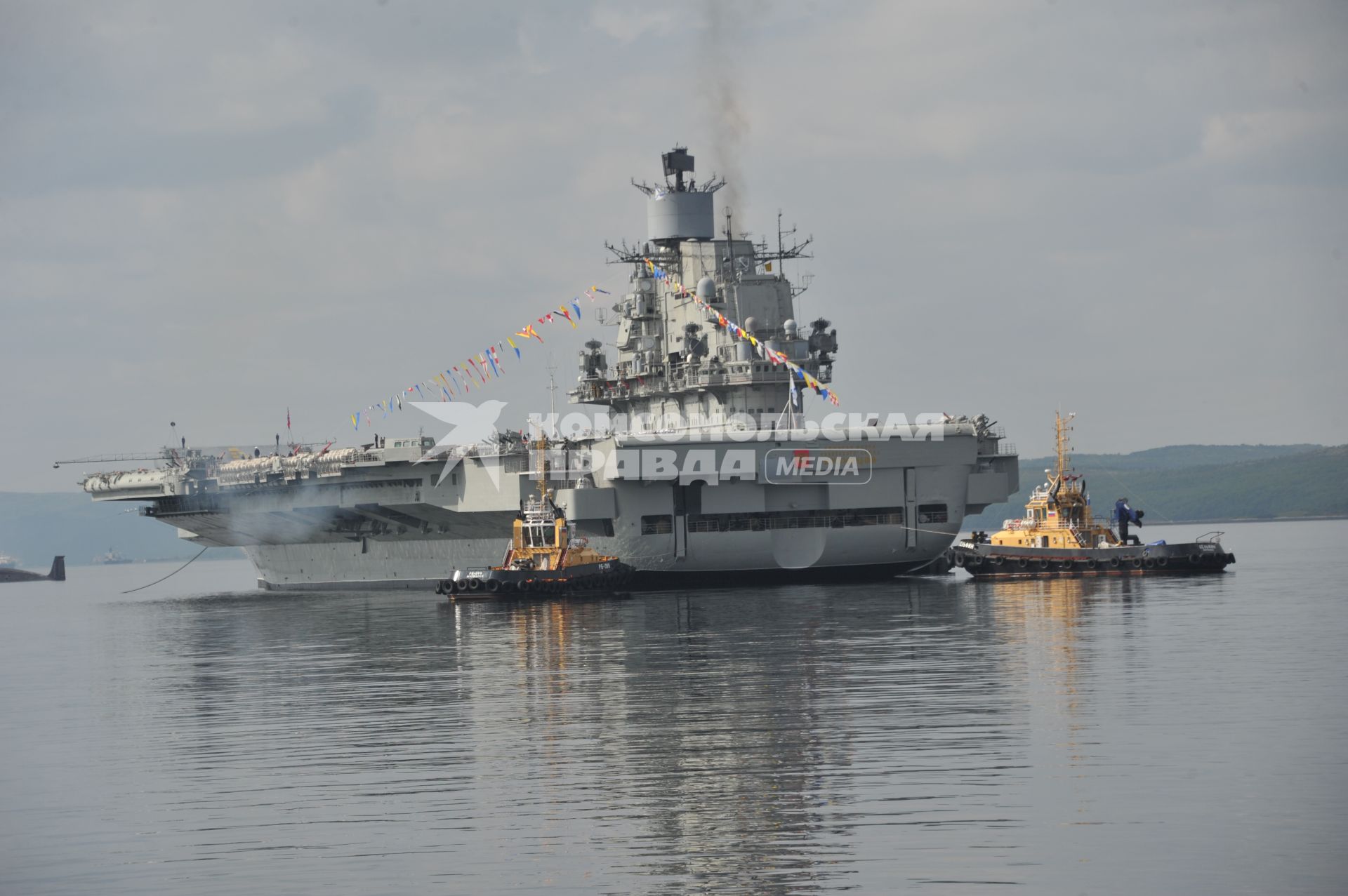 Североморск. Военно-морской парад в День ВМФ РФ. На снимке: тяжелый авианесущий крейсер `Адмирал флота Советского Союза Кузнецов`.