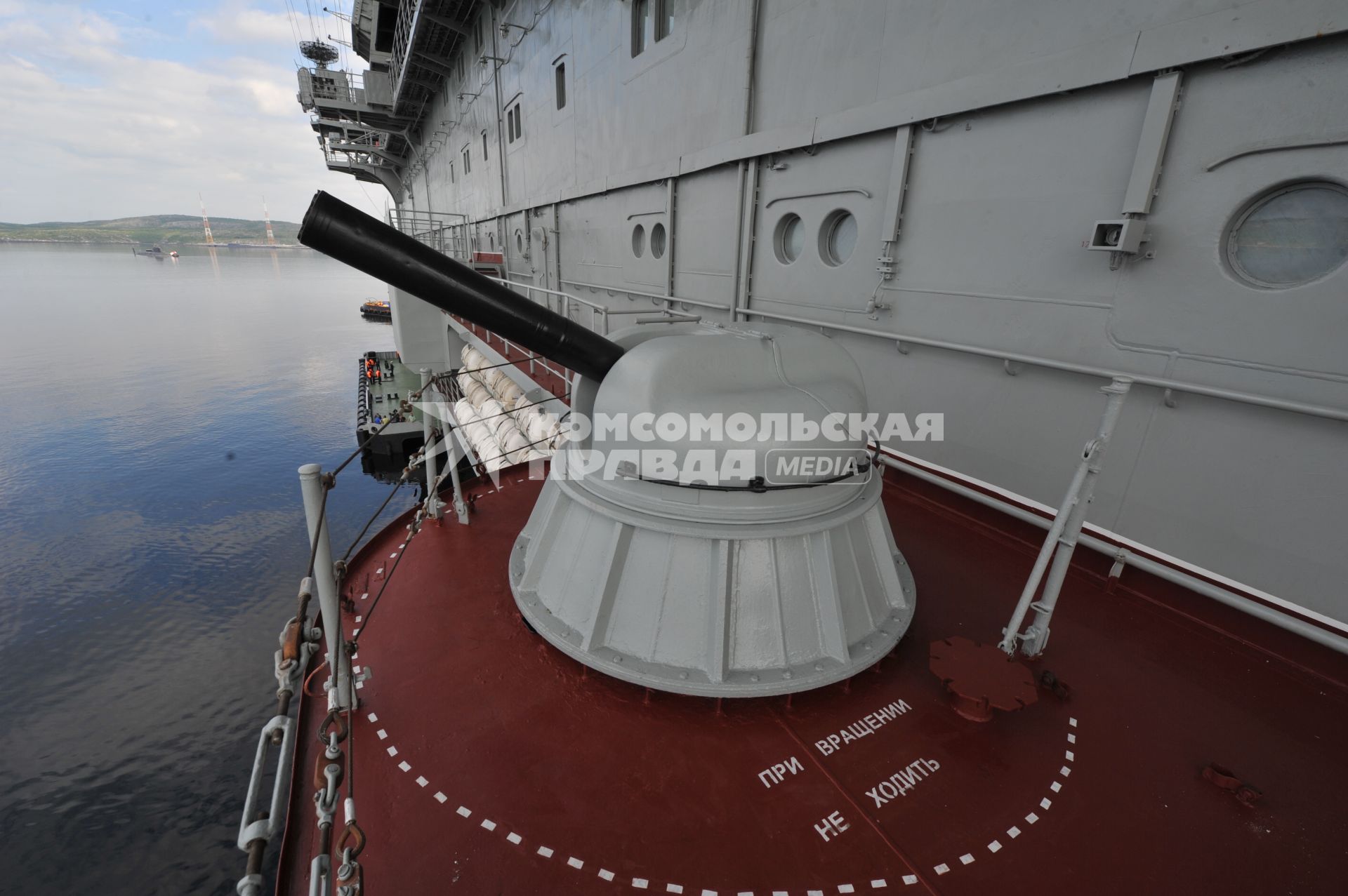 Североморск. Военно-морской парад в День ВМФ РФ. Тяжелый авианесущий крейсер `Адмирал флота Советского Союза Кузнецов`.