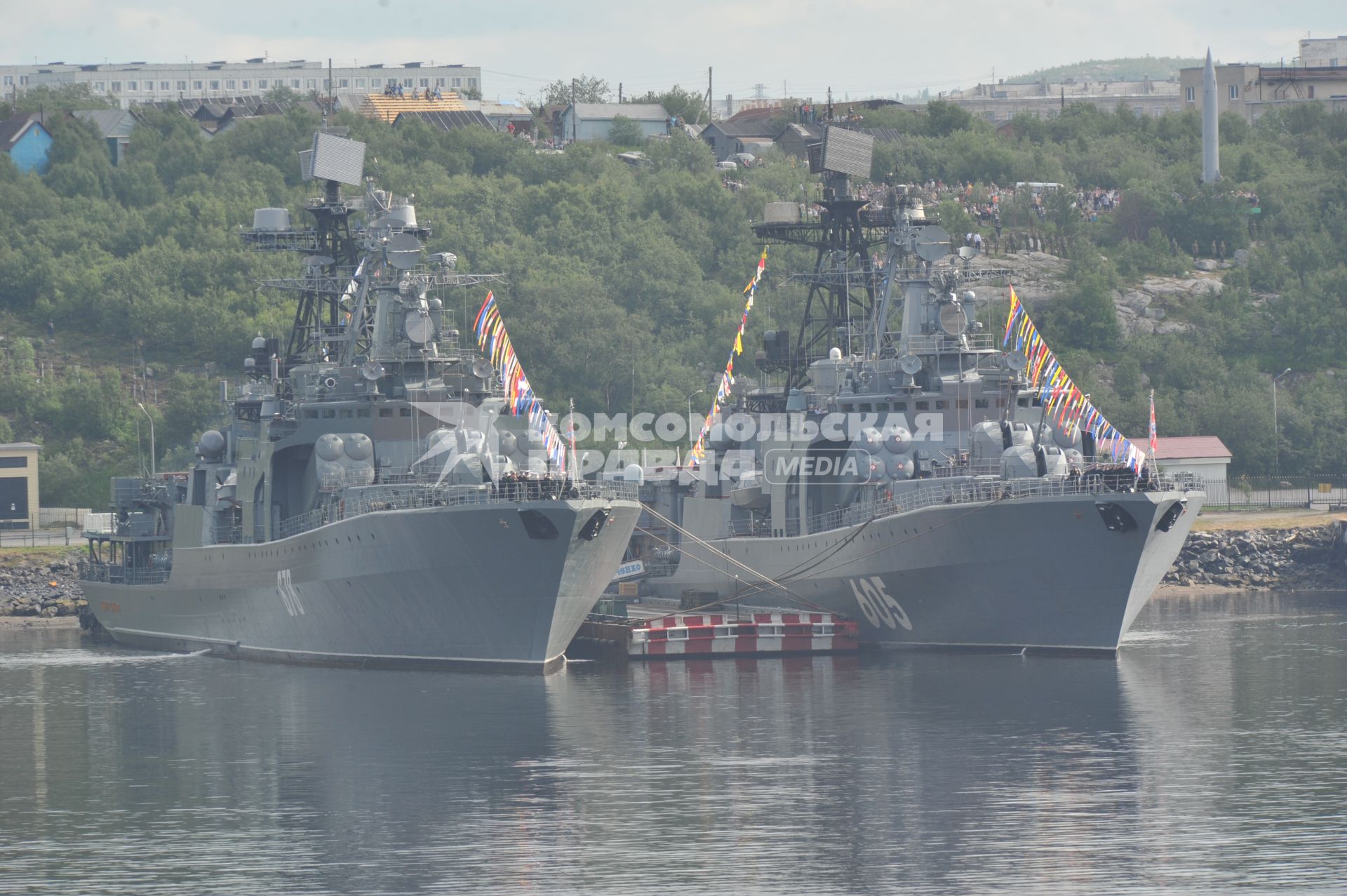 Североморск. Военно-морской парад в День ВМФ РФ. На снимке: большие противолодочные корабли `Адмирал Харламов` (слева) и `Адмирал Левченко`.