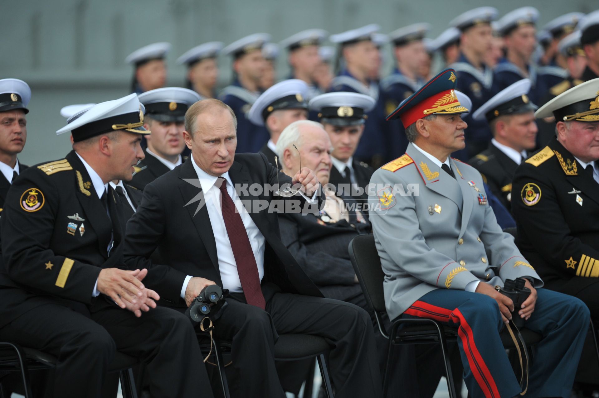 Североморск. Военно-морской парад в День ВМФ РФ. На снимке (слева направо): командир авианосца `Адмирал флота Советского Союза Кузнецов`, капитан 1 ранга Сергей Артамонов, президент РФ Владимир Путин и министр обороны РФ Сергей Шойгу.