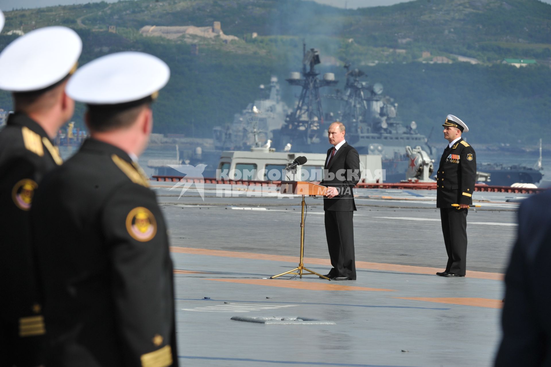 Североморск. Военно-морской парад в День ВМФ РФ. На снимке:  президент РФ Владимир Путин (в центре) и командир авианосца `Адмирал флота Советского Союза Кузнецов`, капитан 1 ранга Сергей Артамонов (справа) на палубе тяжелого авианесущего крейсера `Адмирал флота Советского Союза Кузнецов`.