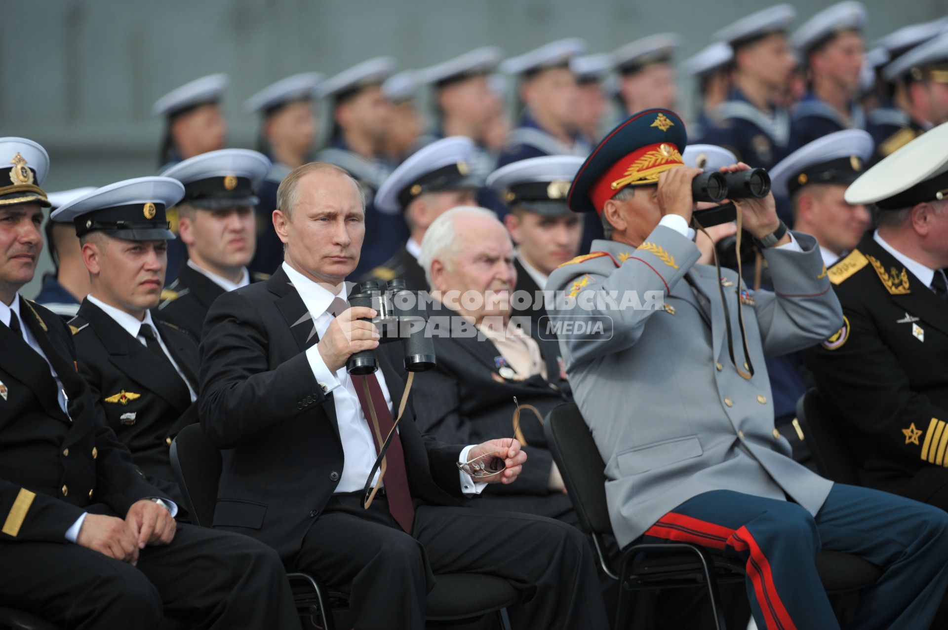 Североморск. Военно-морской парад в День ВМФ РФ. На снимке: президент РФ Владимир Путин (третий слева) и министр обороны РФ Сергей Шойгу (справа).