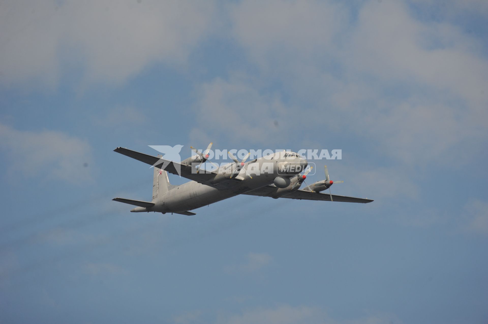 Североморск. Военно-морской парад в День ВМФ РФ. На снимке: противолодочный самолет Ил-38.