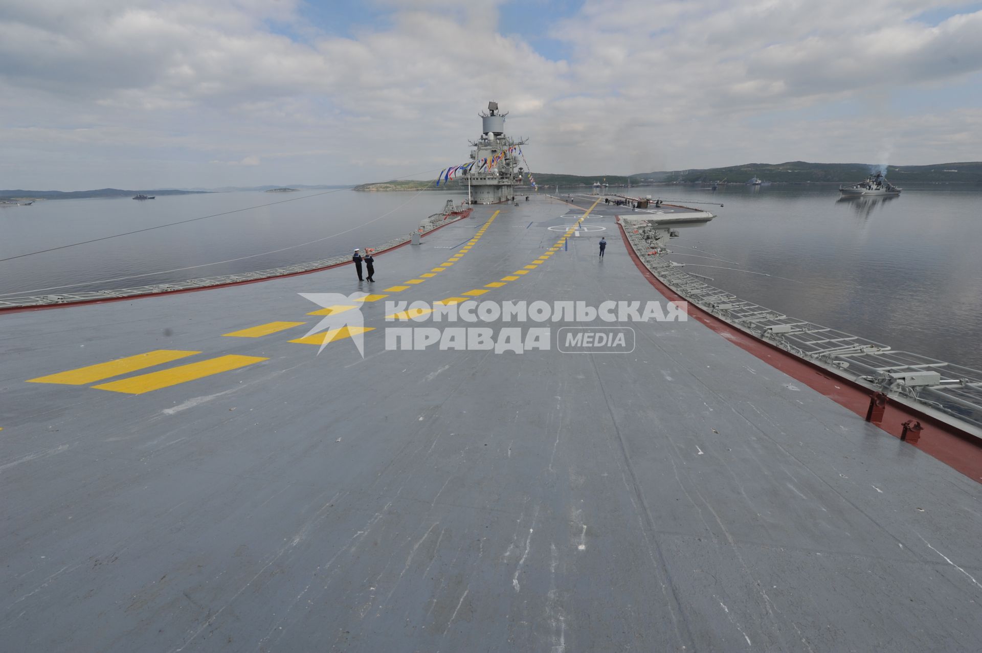 Североморск. Военно-морской парад в День ВМФ РФ. Тяжелый авианесущий крейсер `Адмирал флота Советского Союза Кузнецов`. На снимке: военнослужащий стоит на палубе крейсера.