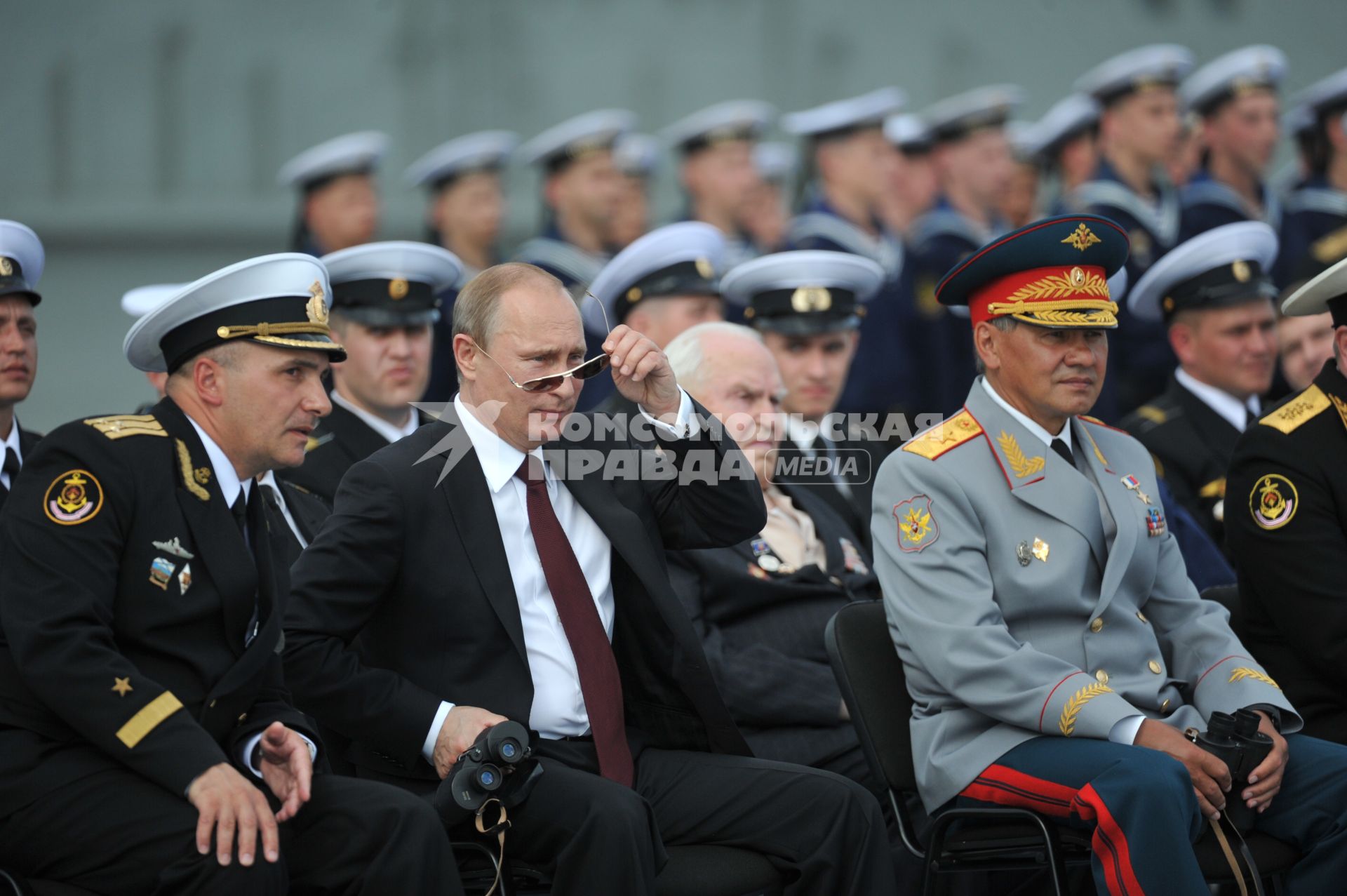 Североморск. Военно-морской парад в День ВМФ РФ. На снимке (слева направо): командир авианосца `Адмирал флота Советского Союза Кузнецов`, капитан 1 ранга Сергей Артамонов, президент РФ Владимир Путин и министр обороны РФ Сергей Шойгу.