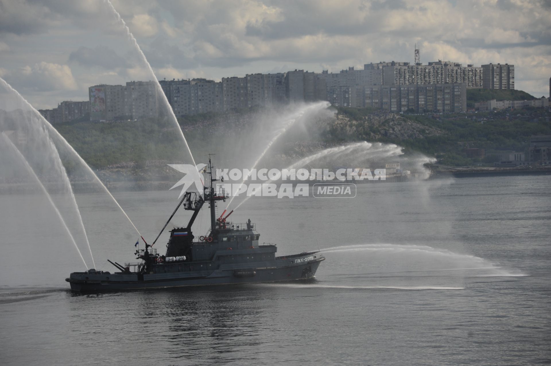 Североморск. Военно-морской парад в День ВМФ РФ. На снимке: противопожарный катер ПЖК-2055.