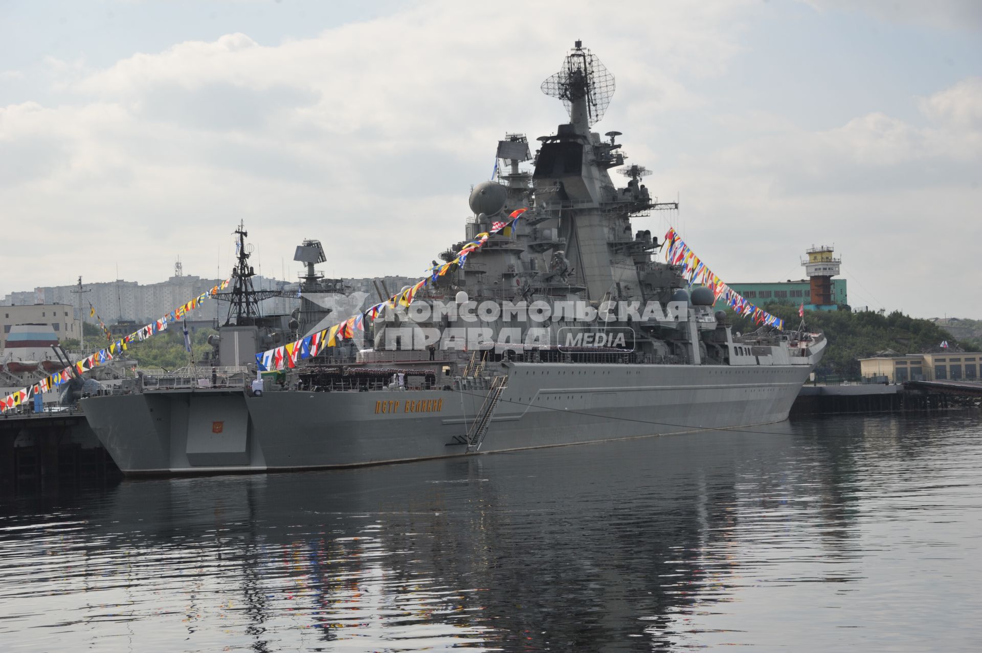 Североморск. Военно-морской парад в День ВМФ РФ. На снимке: ракетный крейсер `Петр Великий`.