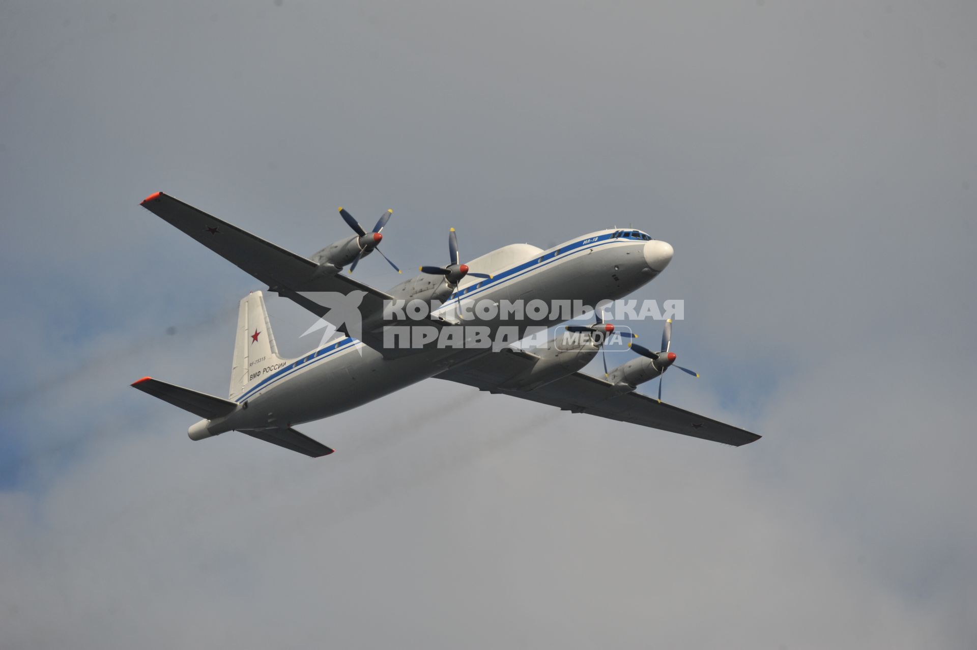 Североморск. Военно-морской парад в День ВМФ РФ. На снимке: пассажирский самолет ВМФ РФ Ил-18.