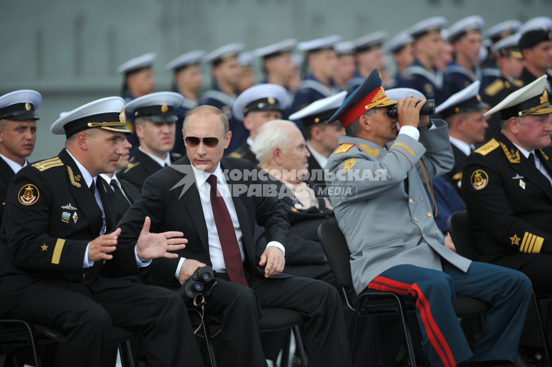 Североморск. Военно-морской парад в День ВМФ РФ. На снимке (слева направо): командир авианосца `Адмирал флота Советского Союза Кузнецов`, капитан 1 ранга Сергей Артамонов, президент РФ Владимир Путин и министр обороны РФ Сергей Шойгу.