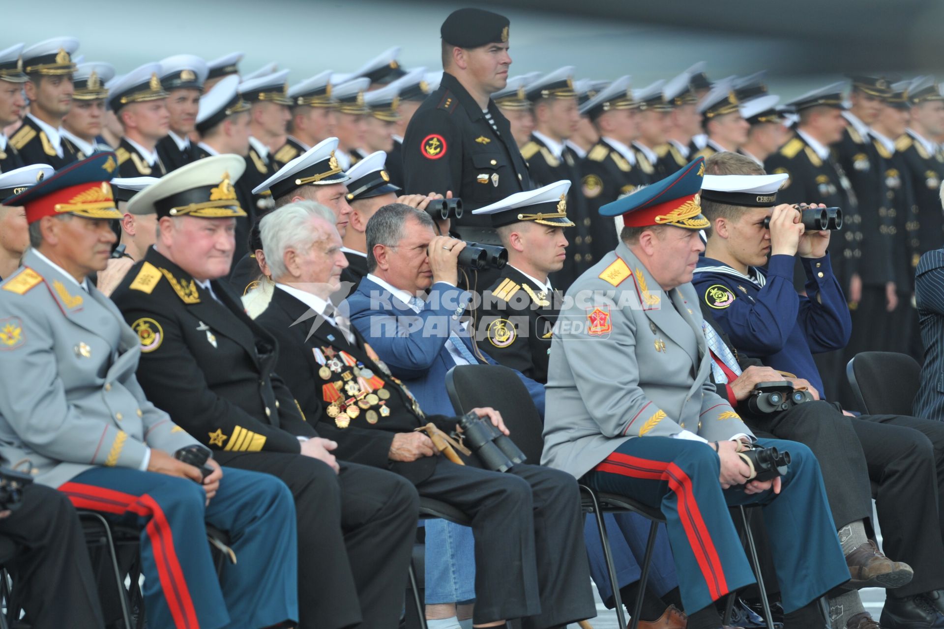 Североморск. Военно-морской парад в День ВМФ РФ. На снимке: президент компании `Роснефть` Игорь Сечин (в центре).