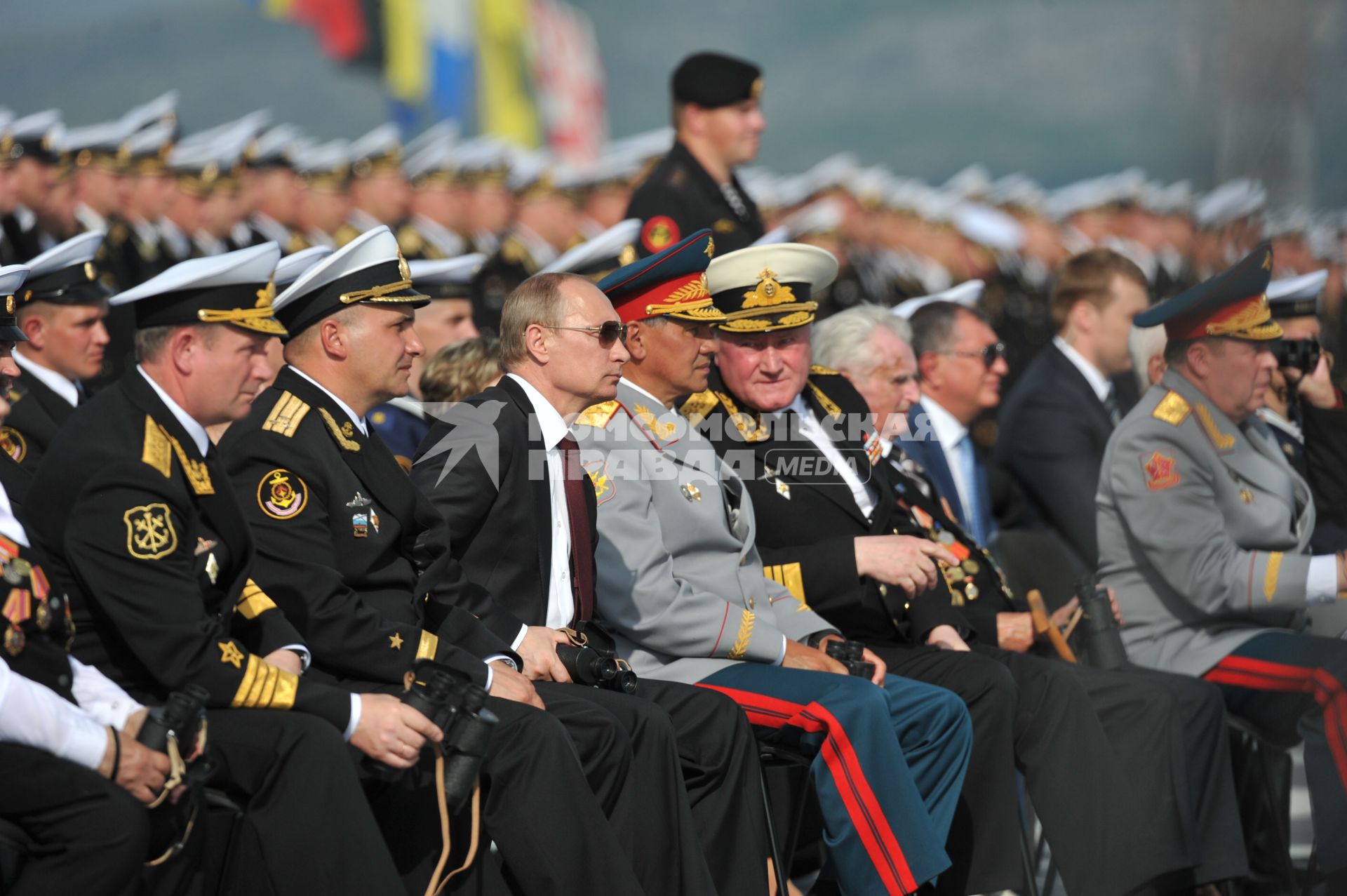 Североморск. Военно-морской парад в День ВМФ РФ. На снимке (справа налево): командующий Северным Флотом РФ адмирал Владимир Королев, министр обороны РФ Сергей Шойгу, президент РФ Владимир Путин и  командир авианосца `Адмирал флота Советского Союза Кузнецов`, капитан 1 ранга Сергей Артамонов.