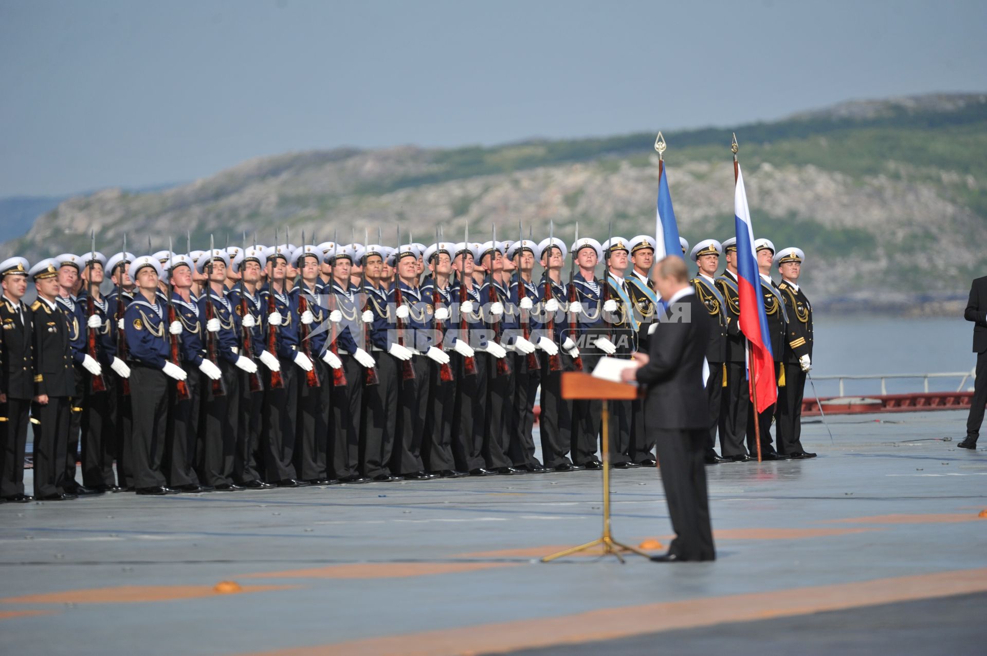 Североморск. Военно-морской парад в День ВМФ РФ. На снимке:  президент РФ Владимир Путин на палубе тяжелого авианесущего крейсера `Адмирал флота Советского Союза Кузнецов`.