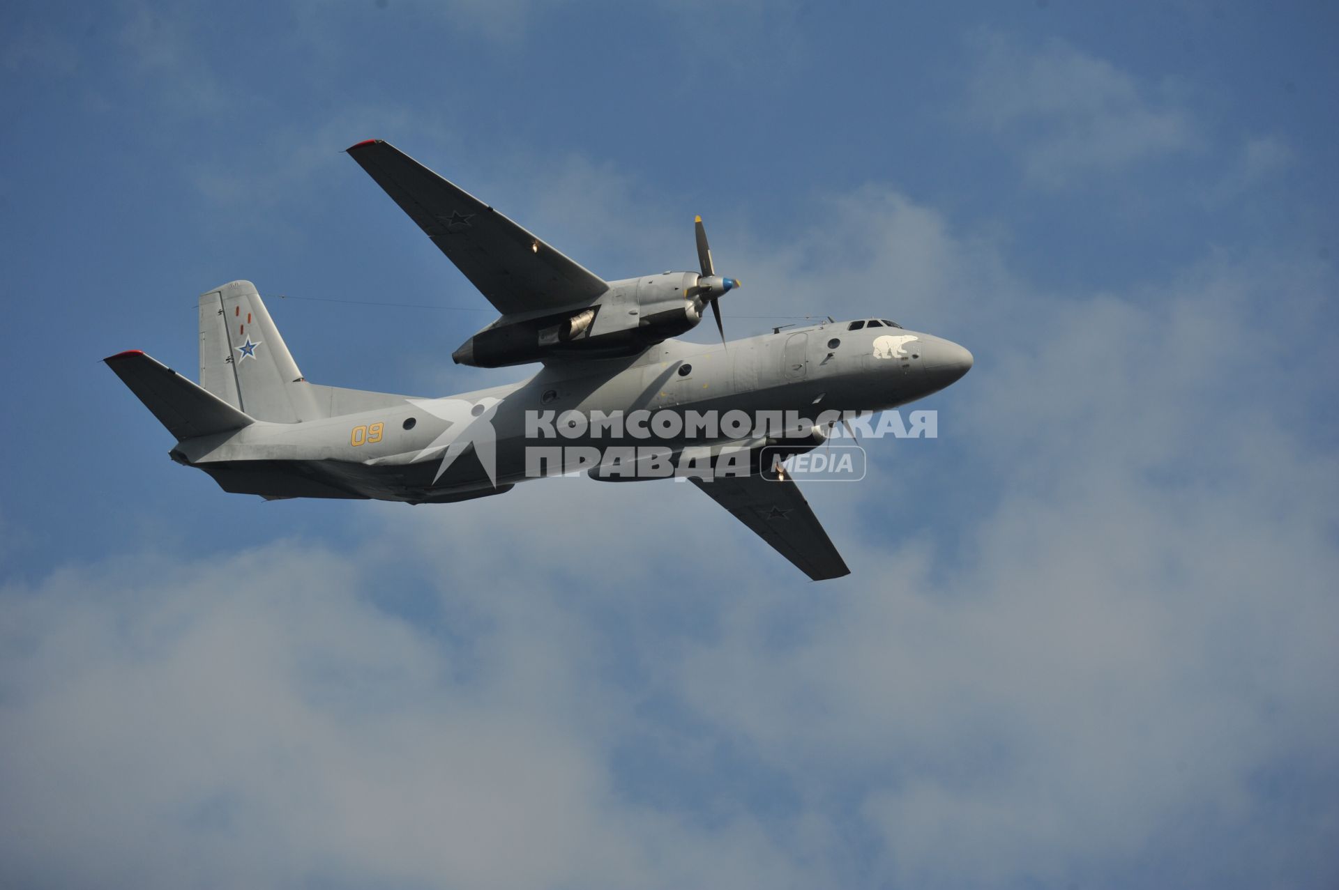 Североморск. Военно-морской парад в День ВМФ РФ. На снимке: военно-транспортный самолет Ан-34.