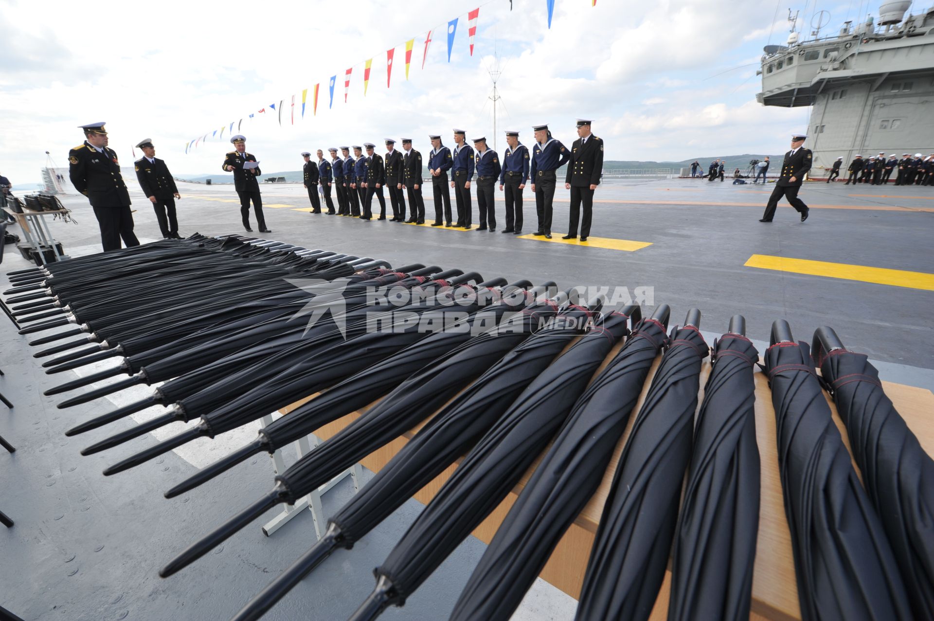 Североморск. Военно-морской парад в День ВМФ РФ. Тяжелый авианесущий крейсер `Адмирал флота Советского Союза Кузнецов`. На снимке: черные зонты.