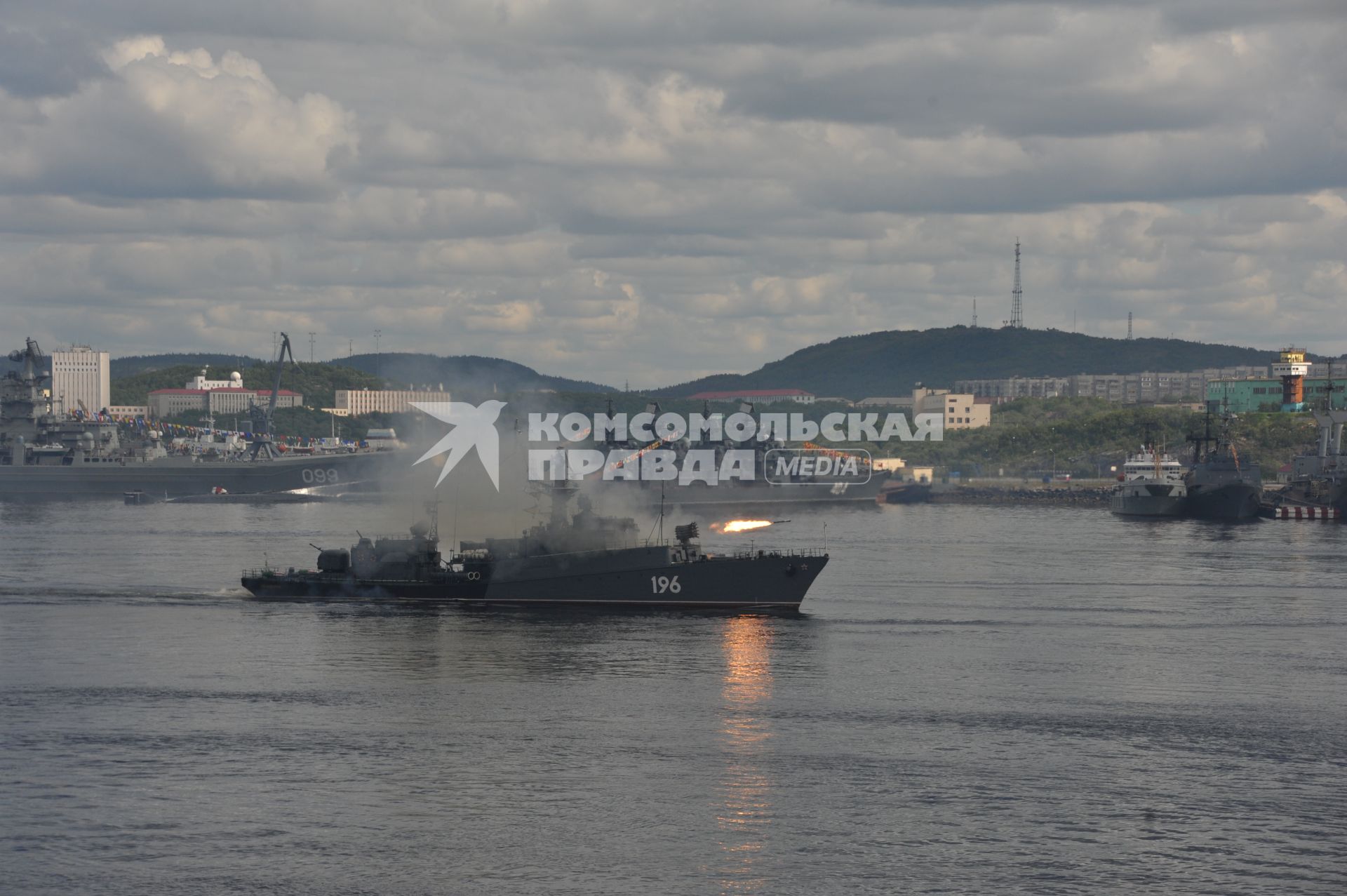 Североморск. Военно-морской парад в День ВМФ РФ. На снимке: малый противолодочный корабль МПК-59 `Снежногорск`.