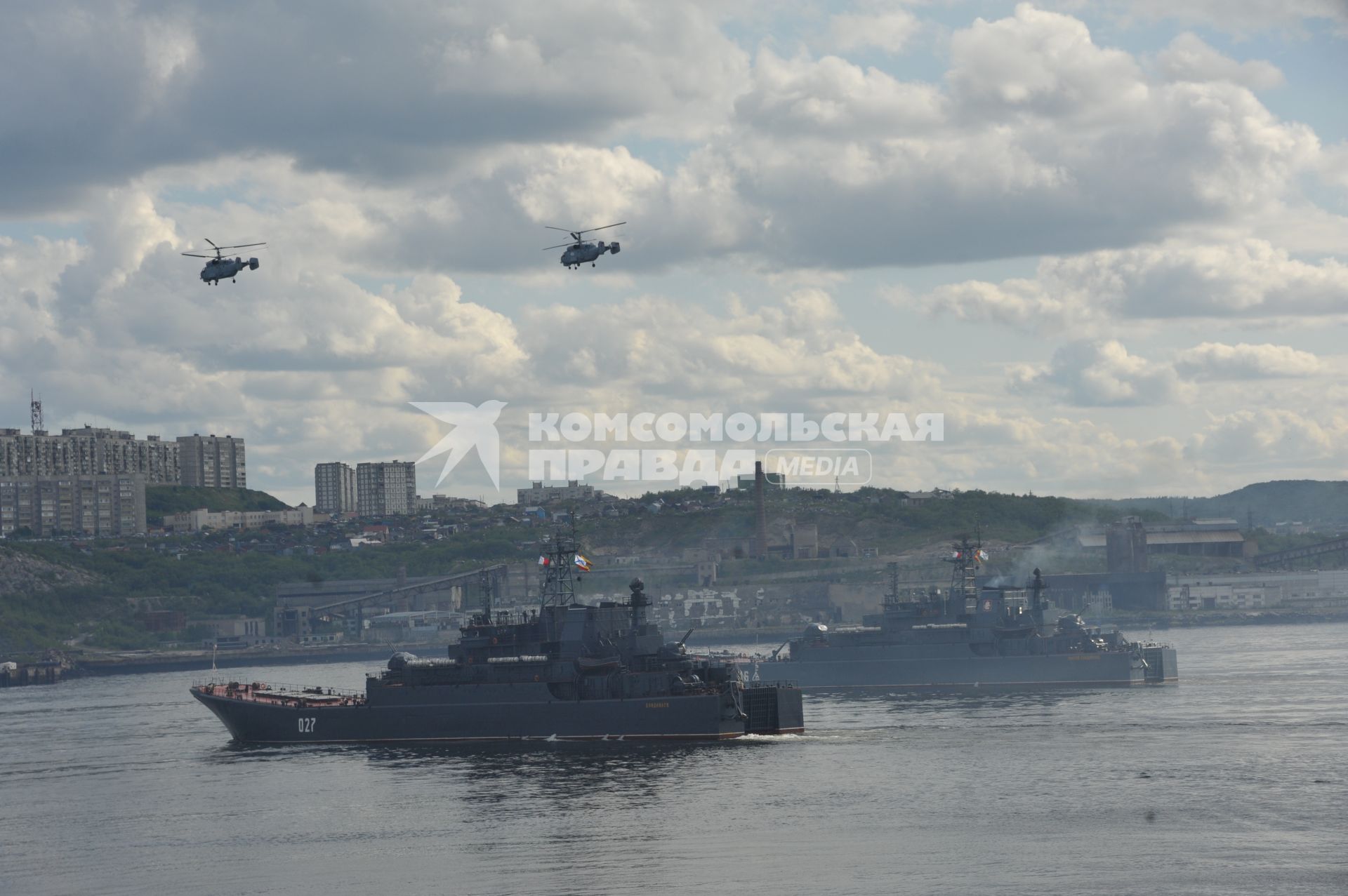 Североморск. Военно-морской парад в День ВМФ РФ. На снимке: большой десантный корабль БДК-182 `Кондопога`.