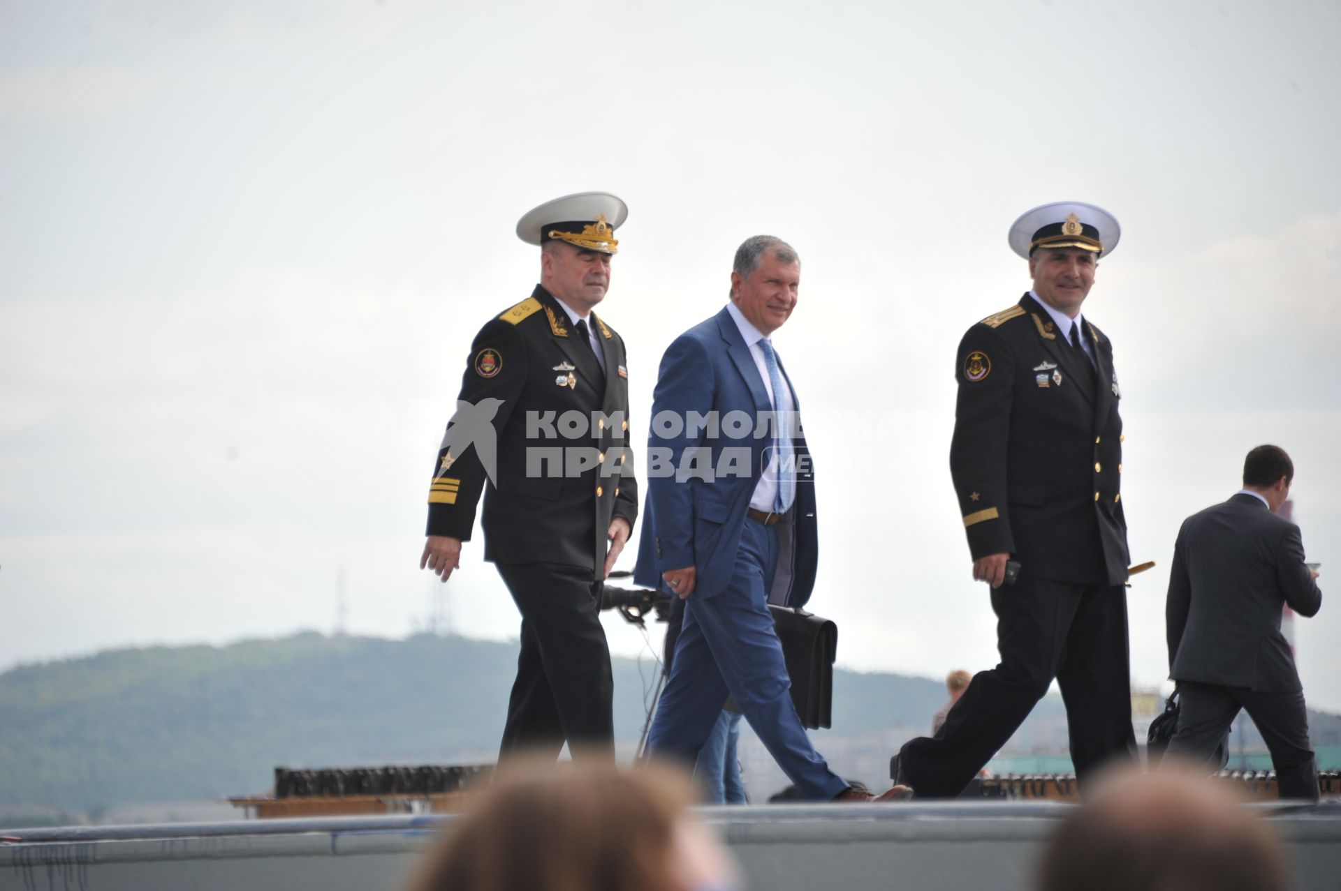 Североморск. Военно-морской парад в День ВМФ РФ. На снимке: президент компании `Роснефть` Игорь Сечин (в центре) и командир авианосца `Адмирал флота Советского Союза Кузнецов`, капитан 1 ранга Сергей Артамонов (справа).