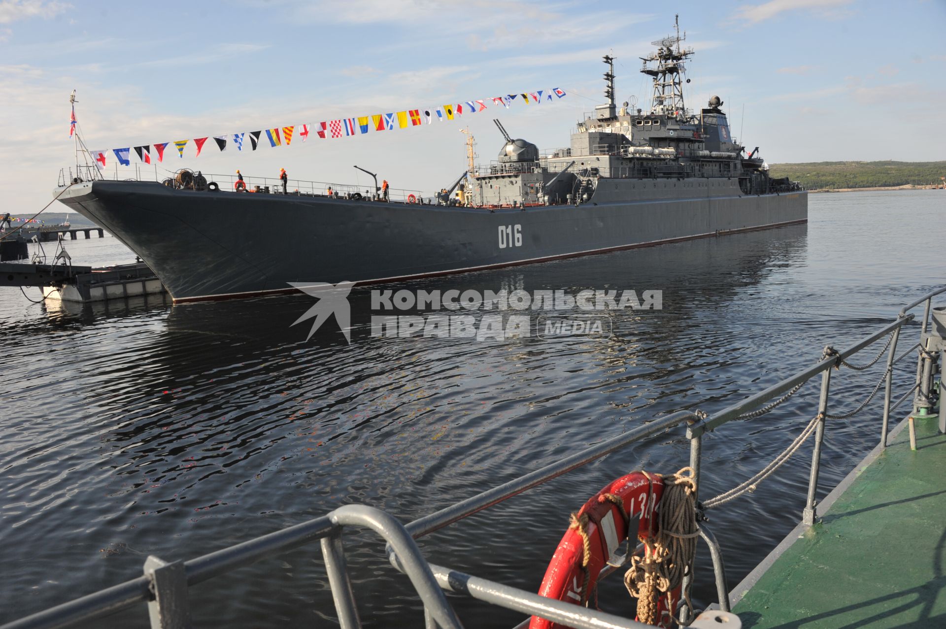 Североморск. Военно-морской парад в День ВМФ РФ. На снимке: большой десантный корабль БДК-45 `Георгий Победоносец`