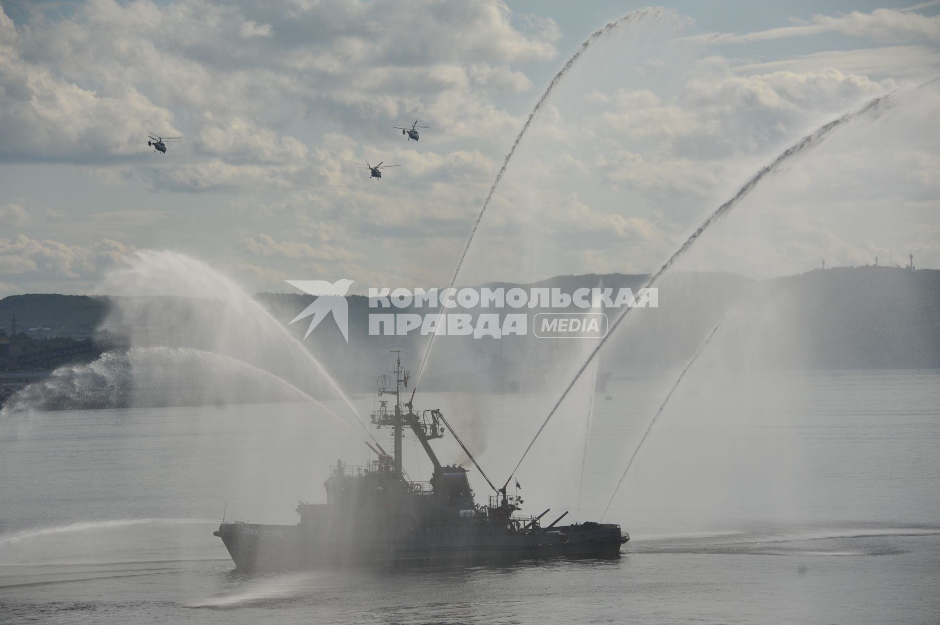 Североморск. Военно-морской парад в День ВМФ РФ. На снимке: противопожарный катер ПЖК-2055.