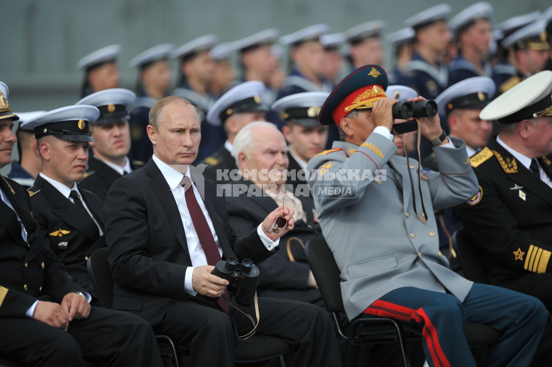 Североморск. Военно-морской парад в День ВМФ РФ. На снимке: президент РФ Владимир Путин (третий слева) и министр обороны РФ Сергей Шойгу (справа).