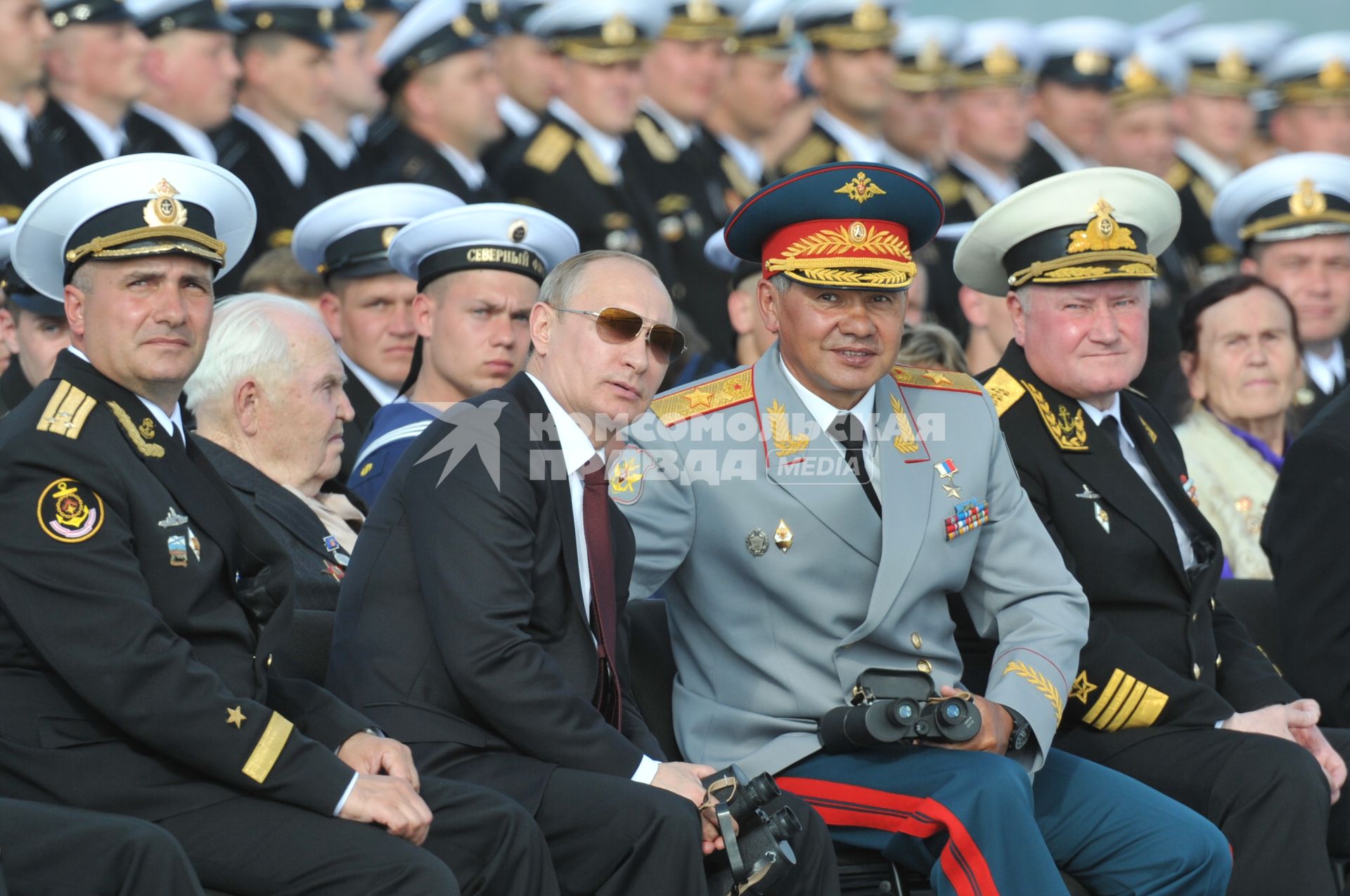 Североморск. Военно-морской парад в День ВМФ РФ. На снимке (слева направо): командир авианосца `Адмирал флота Советского Союза Кузнецов`, капитан 1 ранга Сергей Артамонов, президент РФ Владимир Путин, министр обороны РФ Сергей Шойгу и командующий Северным Флотом РФ адмирал Владимир Королев.