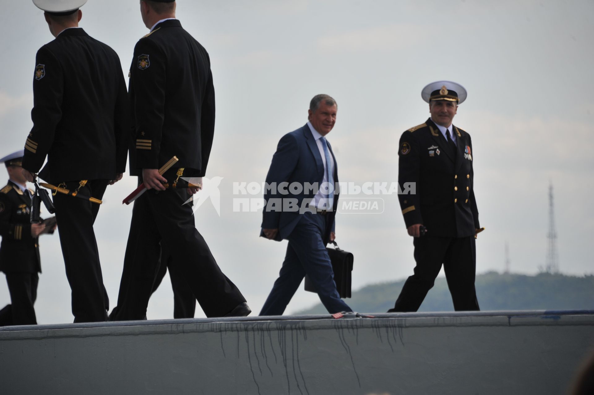 Североморск. Военно-морской парад в День ВМФ РФ. На снимке: президент компании `Роснефть` Игорь Сечин (в центре) и командир авианосца `Адмирал флота Советского Союза Кузнецов`, капитан 1 ранга Сергей Артамонов.