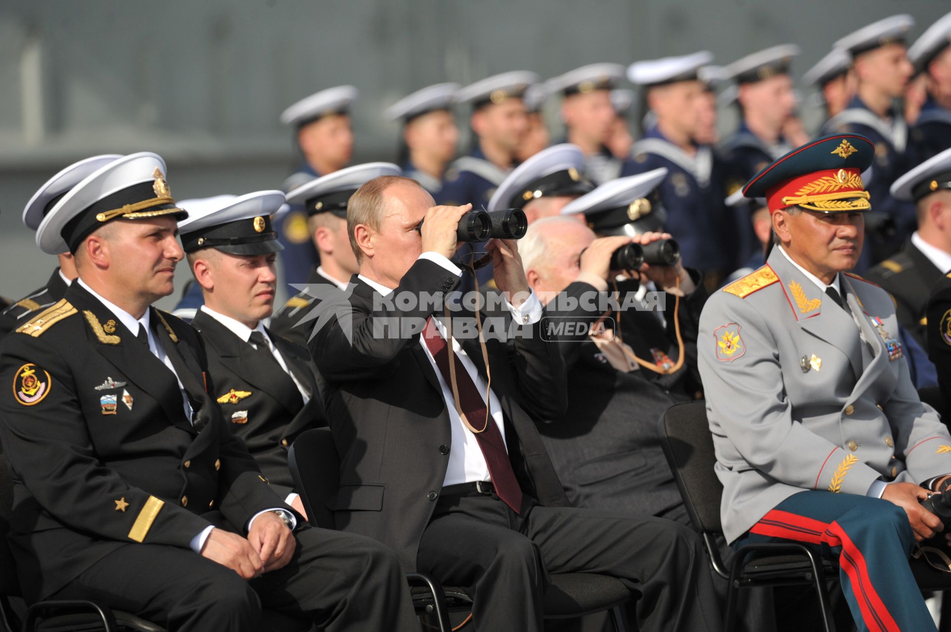 Североморск. Военно-морской парад в День ВМФ РФ. На снимке (слева направо): командир авианосца `Адмирал флота Советского Союза Кузнецов`, капитан 1 ранга Сергей Артамонов, президент РФ Владимир Путин и министр обороны РФ Сергей Шойгу.