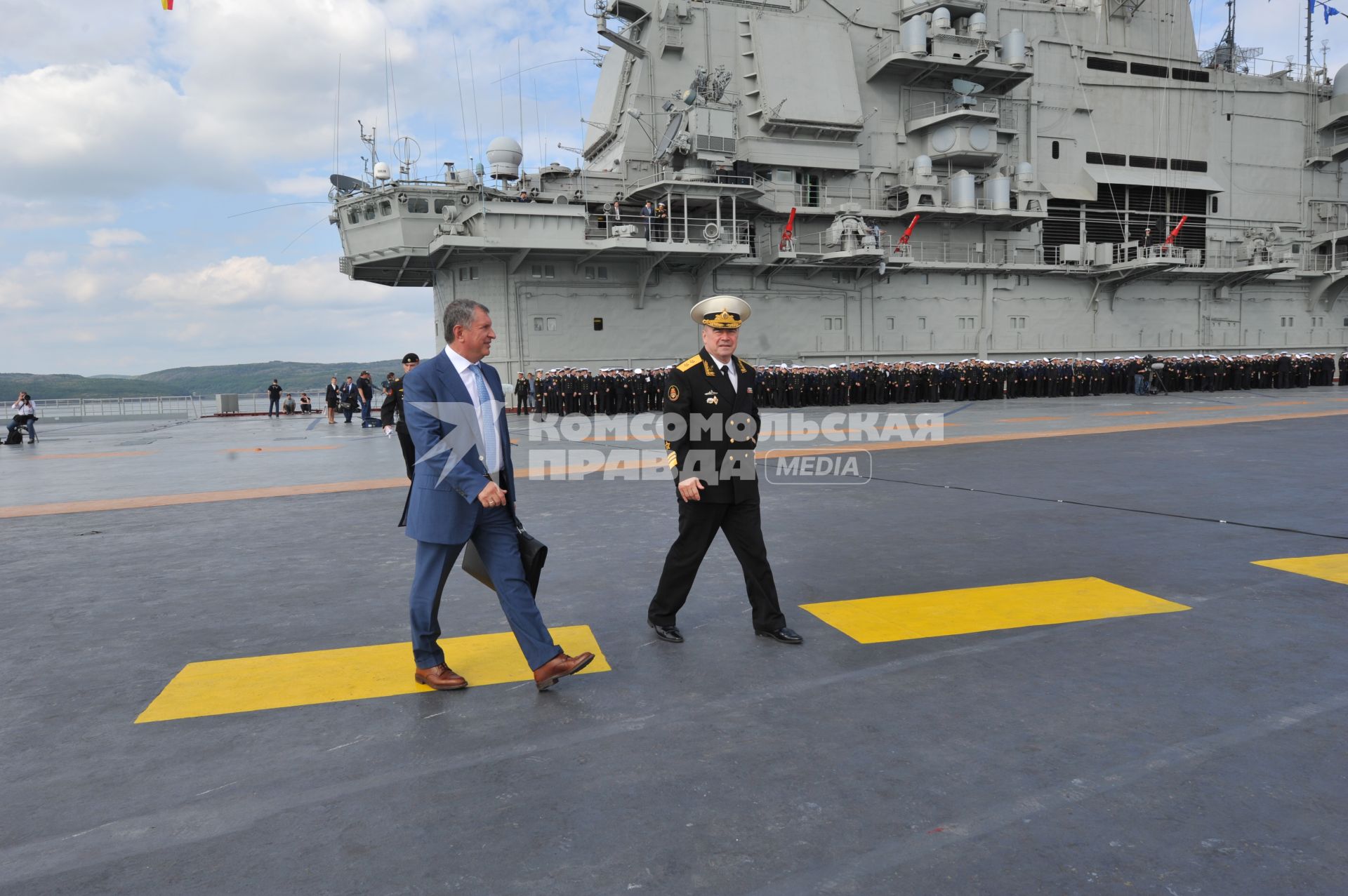 Североморск. Военно-морской парад в День ВМФ РФ. Тяжелый авианесущий крейсер `Адмирал флота Советского Союза Кузнецов`. На снимке: президент компании `Роснефть` Игорь Сечин (слева).