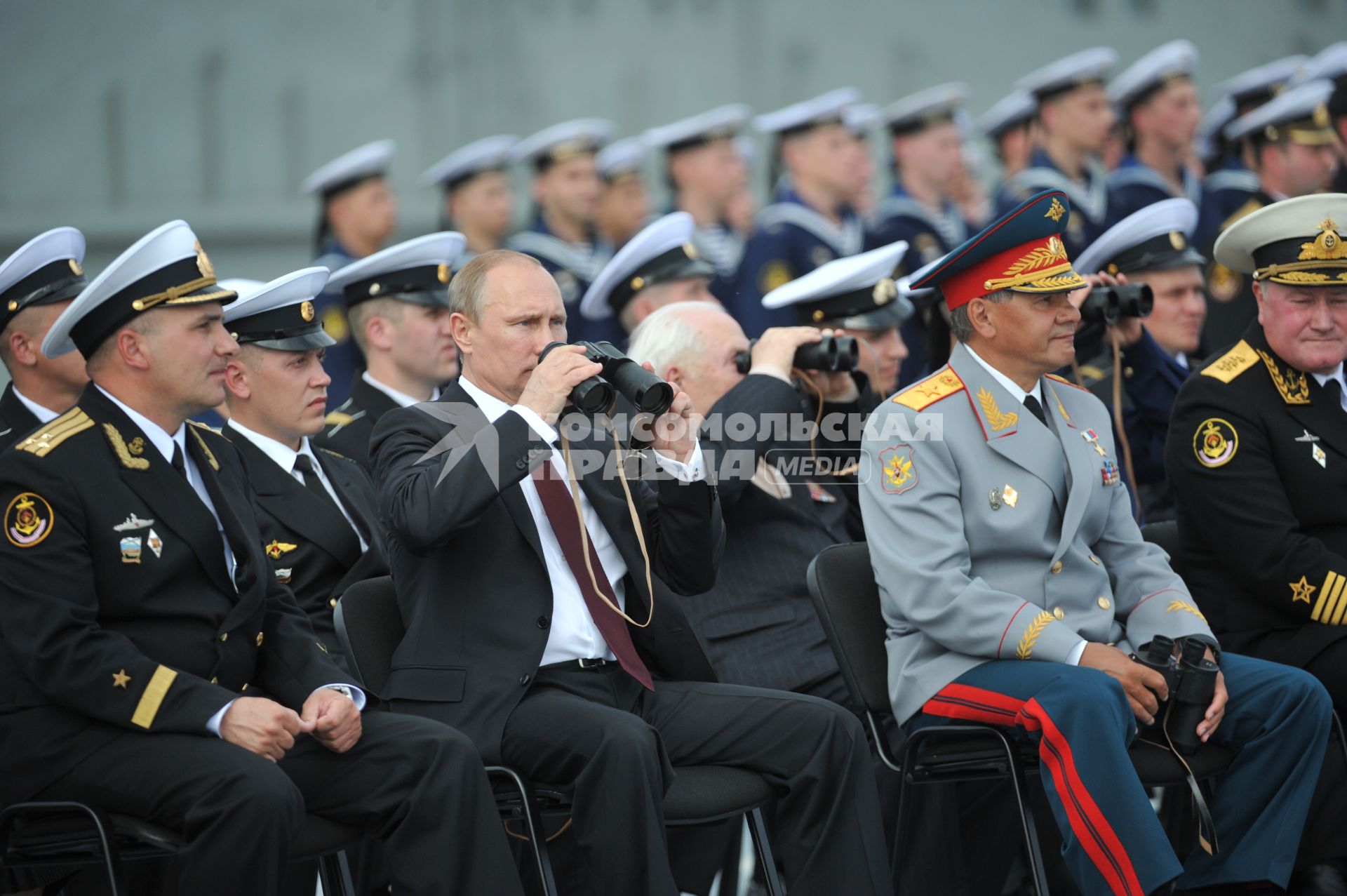 Североморск. Военно-морской парад в День ВМФ РФ. На снимке (слева направо): командир авианосца `Адмирал флота Советского Союза Кузнецов`, капитан 1 ранга Сергей Артамонов, президент РФ Владимир Путин и министр обороны РФ Сергей Шойгу.