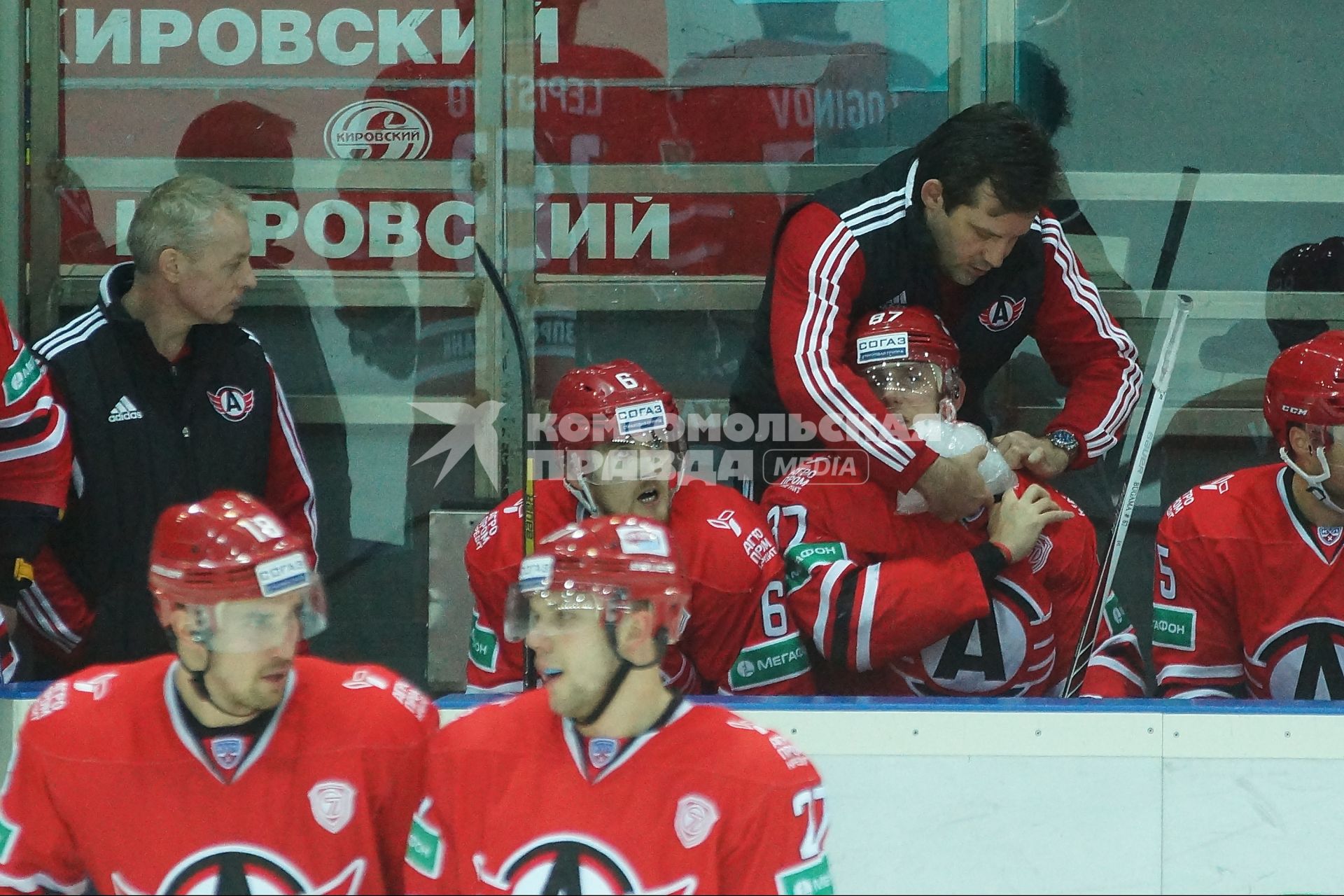 Матч КХЛ: «Автомобилист» (Екатеринбург) 2-0 «Югра» (Ханты-Мансийск). Врач ХК \"Автомобилист\" прикладывает мешок с лльдом к плечу №87 Александра Бумагина