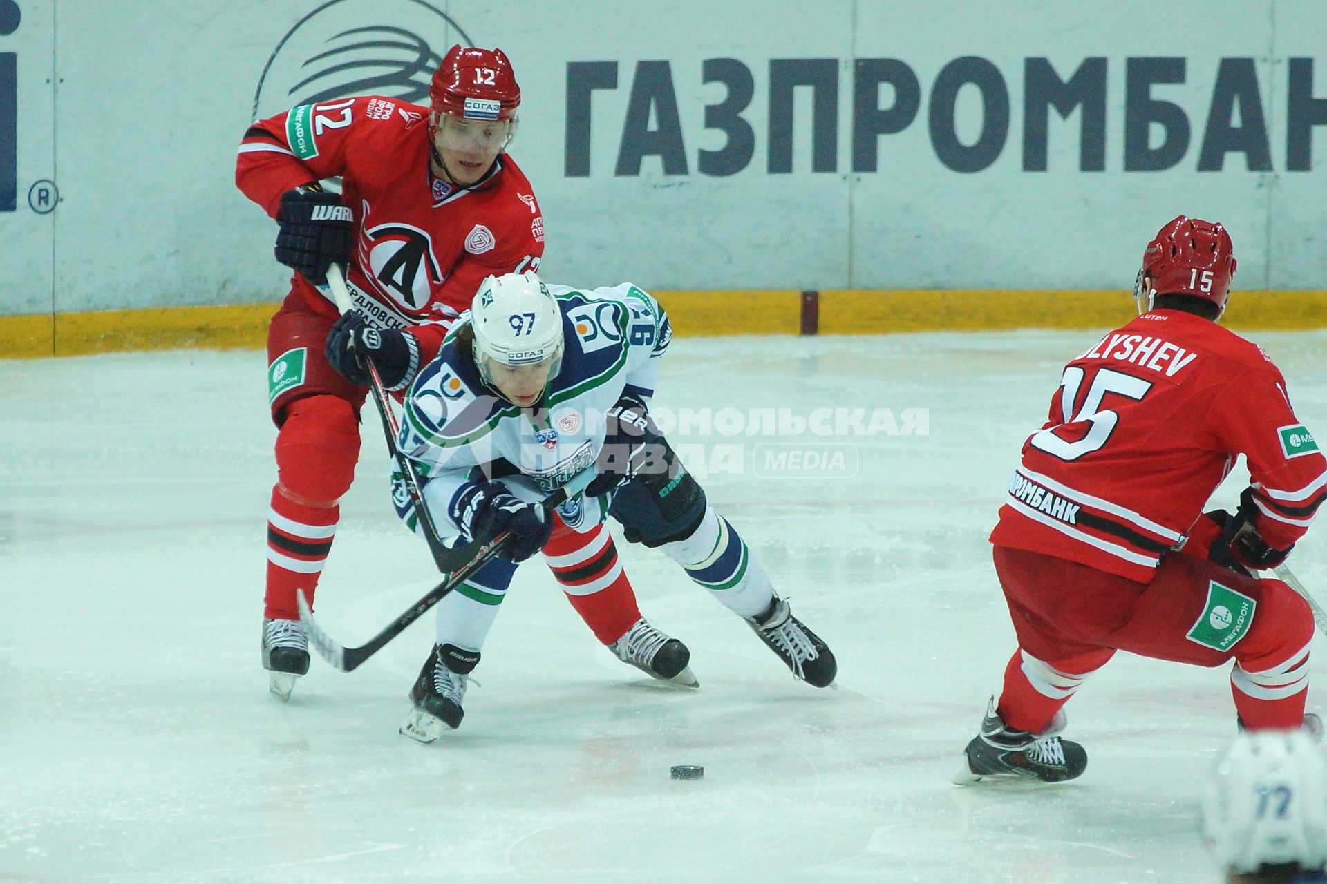 Матч КХЛ: «Автомобилист» (Екатеринбург) 2-0 «Югра» (Ханты-Мансийск). №97 Никита Гусев, №12 Александр Рыбаков