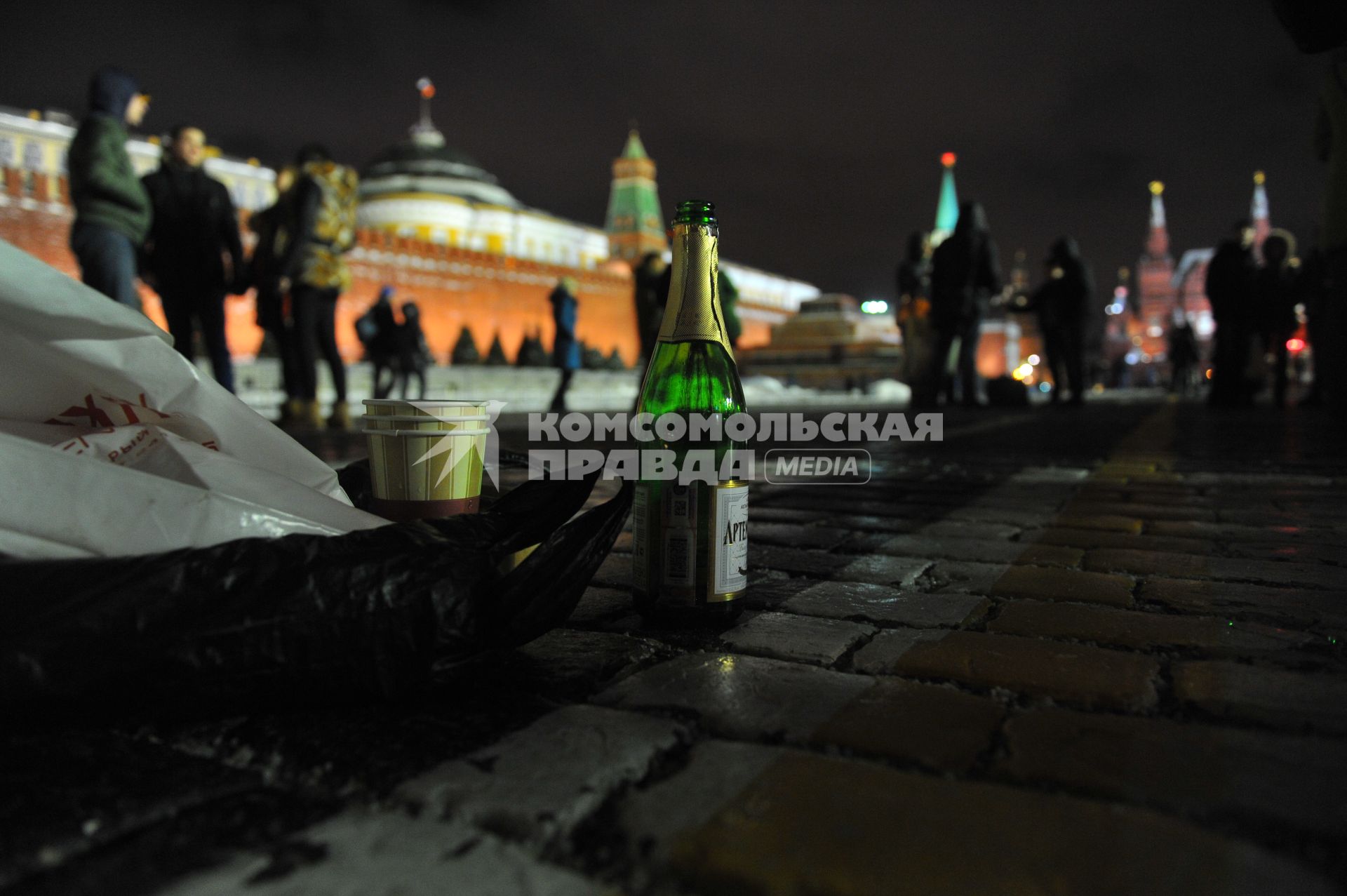 Празднование Старого Нового года в Москве. На снимке: бутылка шампанского на Красной площади.