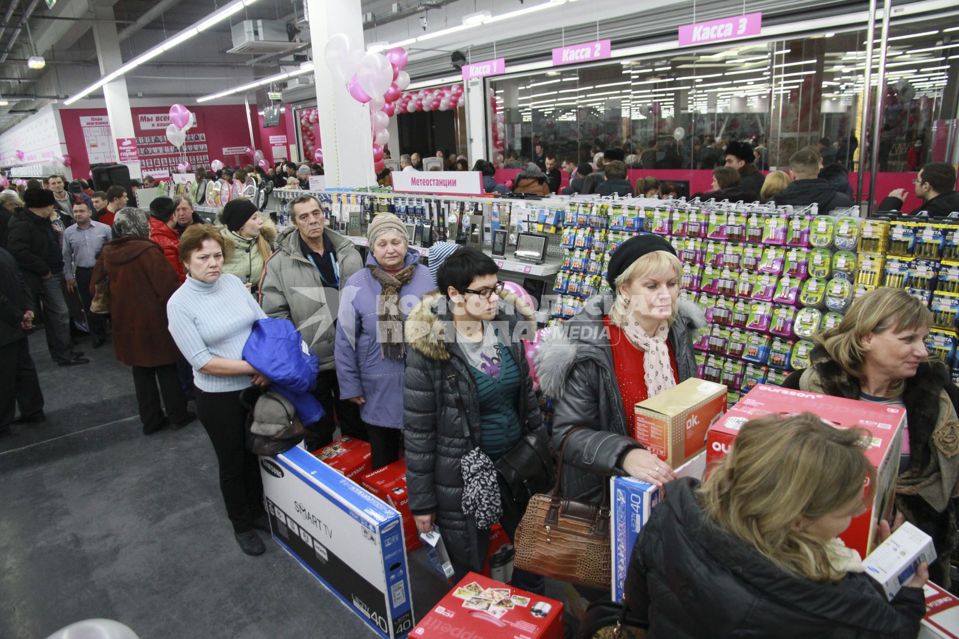 Барнаул. Открытие нового магазина бытовой техники и электроники Media Markt. На снимке: покупатели стоят в очереди в кассу.