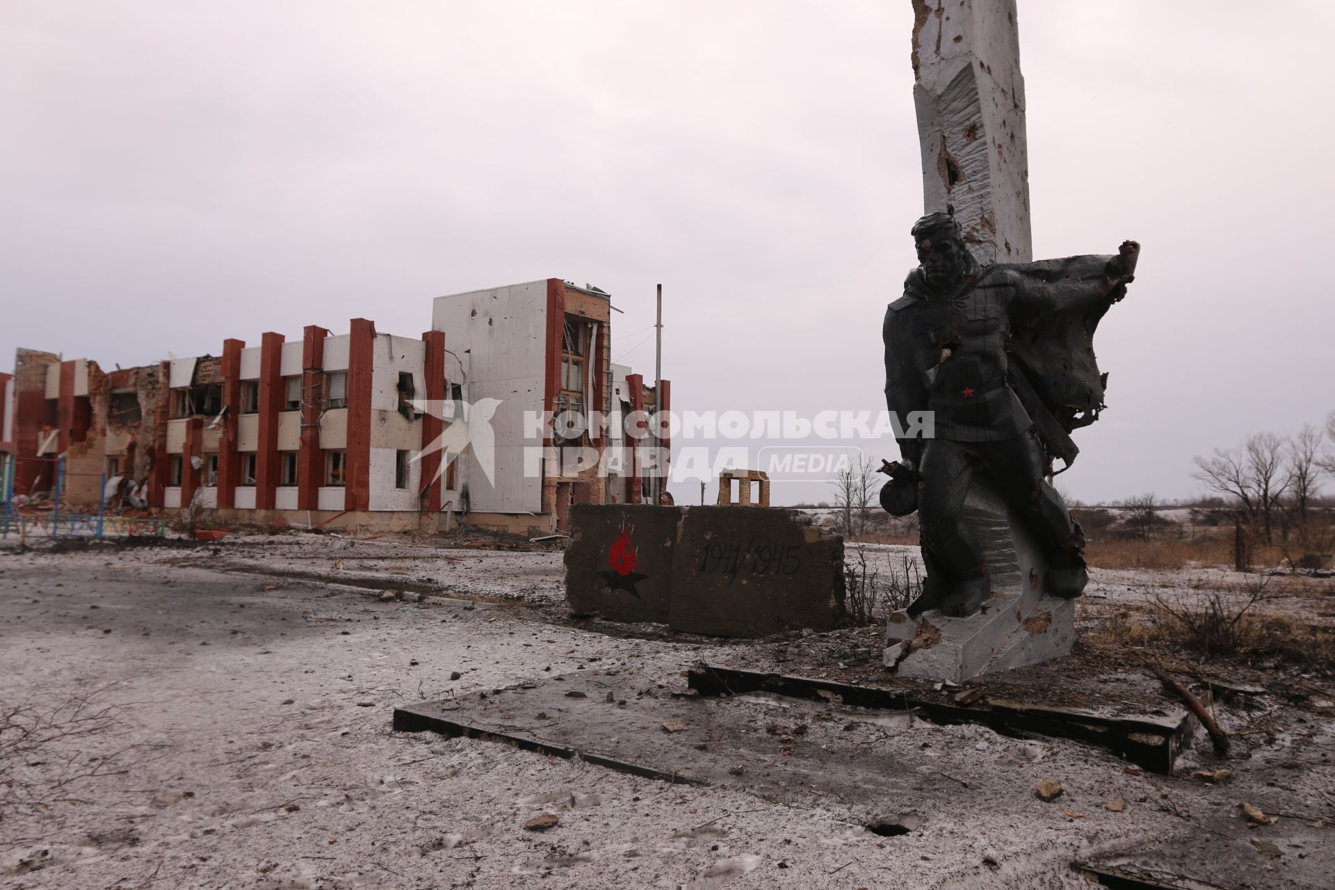 с.Никишино. Бои за село между ополчением ДНР и украинскими военными велись 4 месяца. В минувшие выходные ополченцы заняли село. На снимке: памятник Великой отечественной войны.