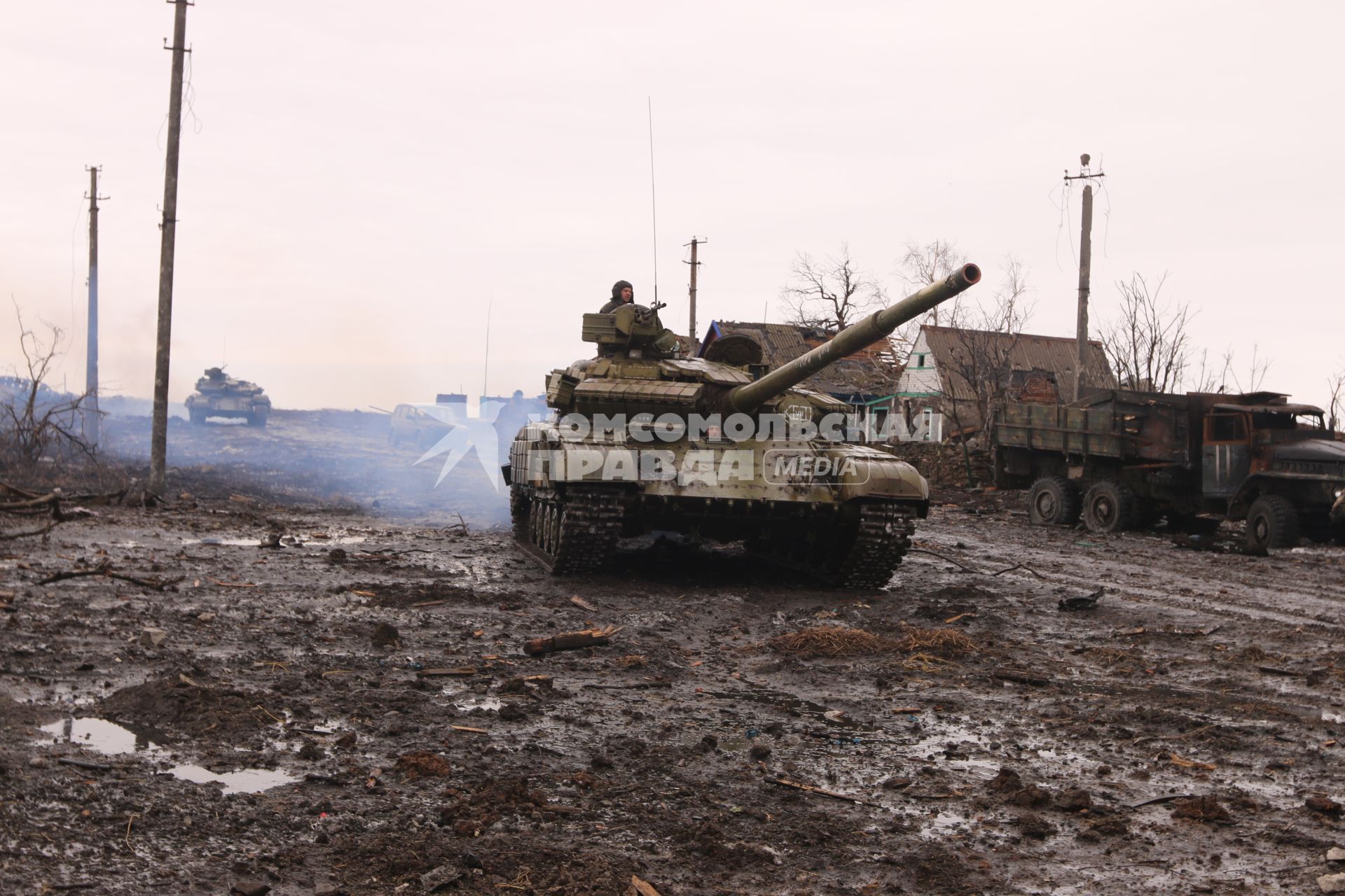 с.Никишино. Бои за село между ополчением ДНР и украинскими военными велись 4 месяца. В минувшие выходные ополченцы заняли село. На снимке: ополченцы ДНР на танке с активной броней.