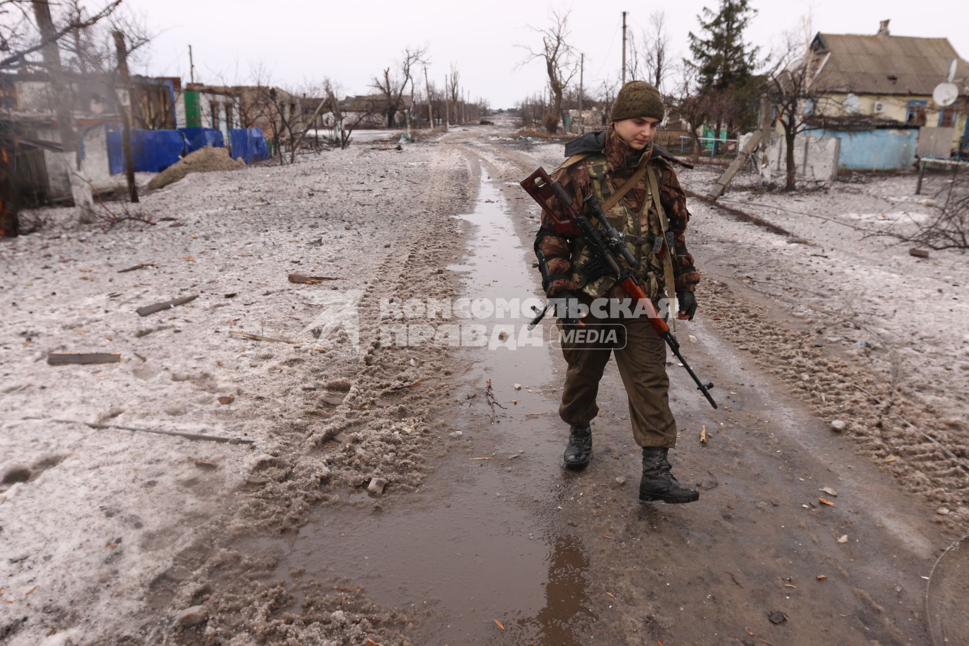 с.Никишино. Бои за село между ополчением ДНР и украинскими военными велись 4 месяца. В минувшие выходные ополченцы заняли село. На снимке: ополченец идет по дороге.