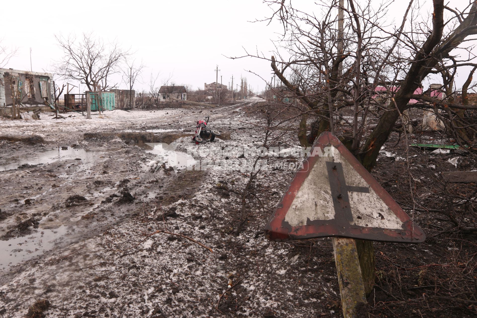 с.Никишино. Бои за село между ополчением ДНР и украинскими военными велись 4 месяца. В минувшие выходные ополченцы заняли село.