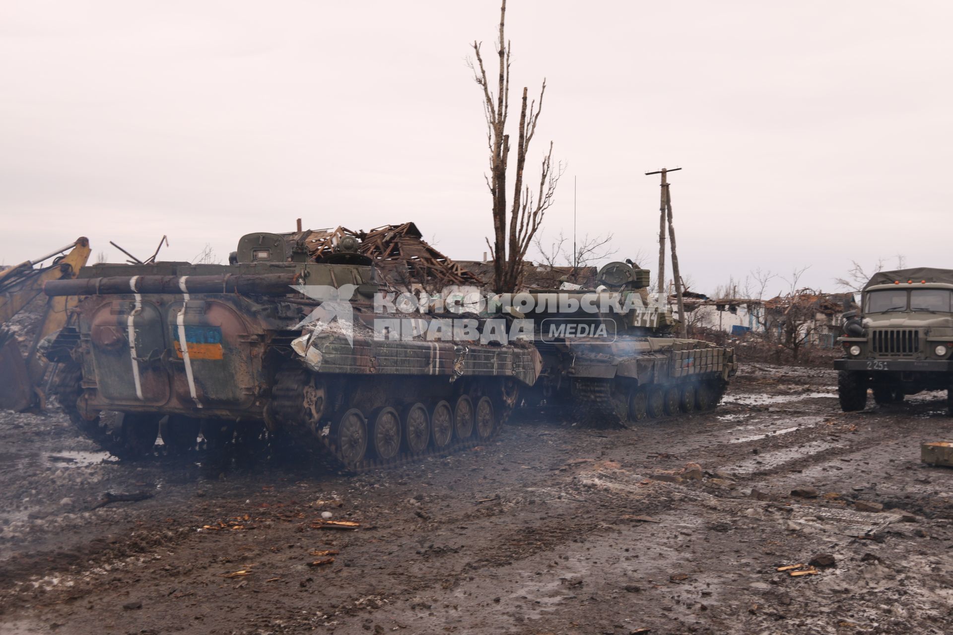 с.Никишино. Бои за село между ополчением ДНР и украинскими военными велись 4 месяца. В минувшие выходные ополченцы заняли село. На снимке: танк ДНР тащит на тросе украинский БМП с двумя белыми полосками на броне.