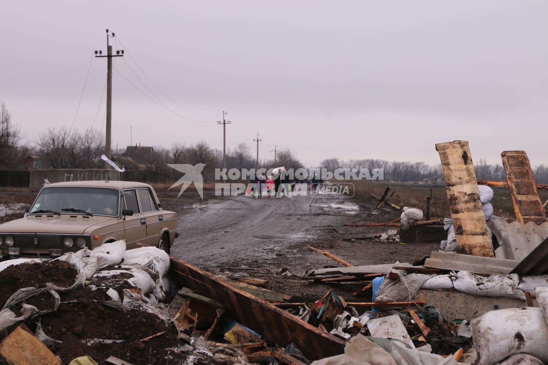 Углегорск. Подразделения ДНР открыли гуманитарный коридор для горожан и организовали эвакуацию. На снимке: местные жители покидают город.