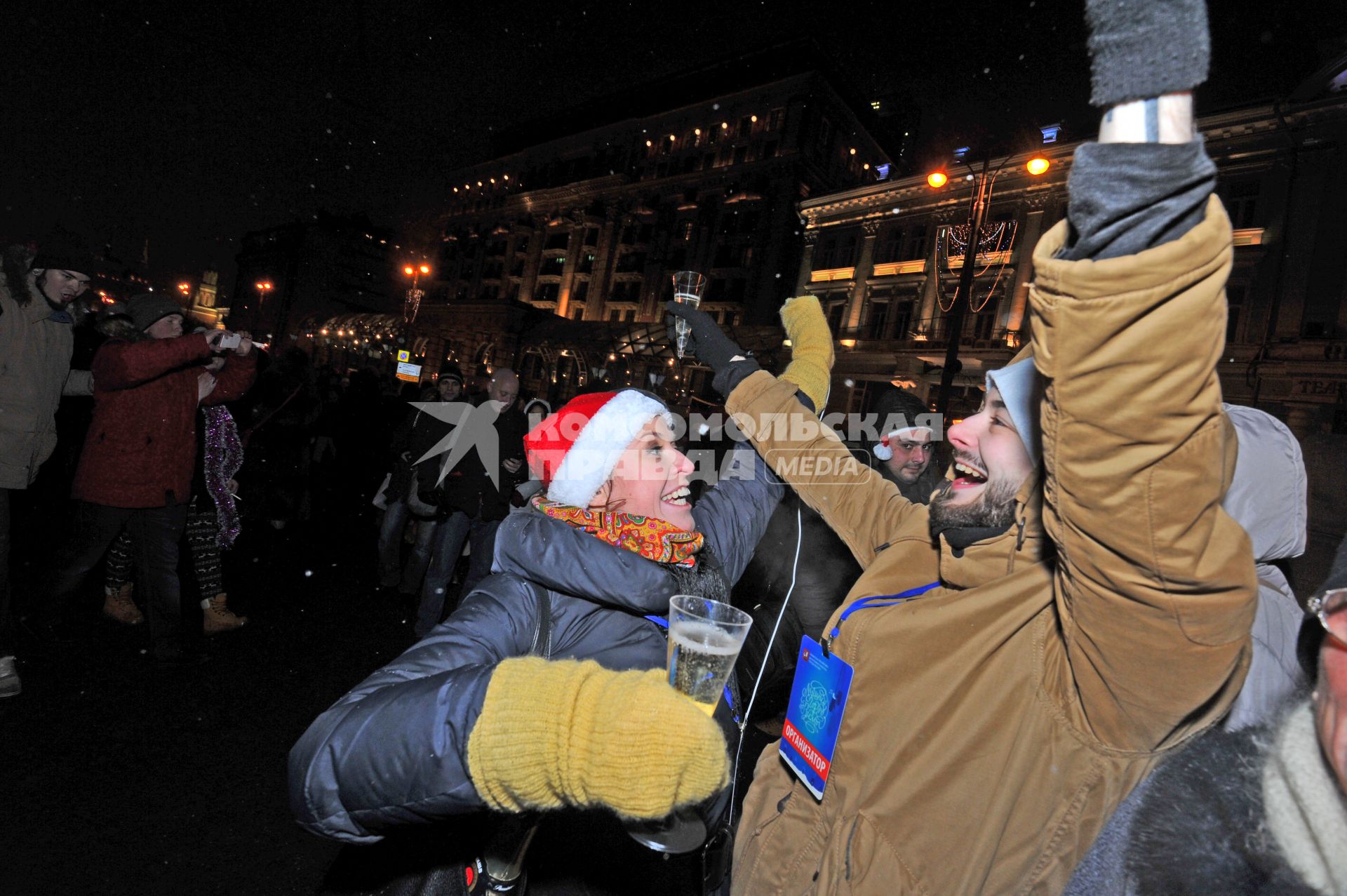 Празднование Нового года на Тверской улице в Москве. На снимке: радостные мужчина и женщина.