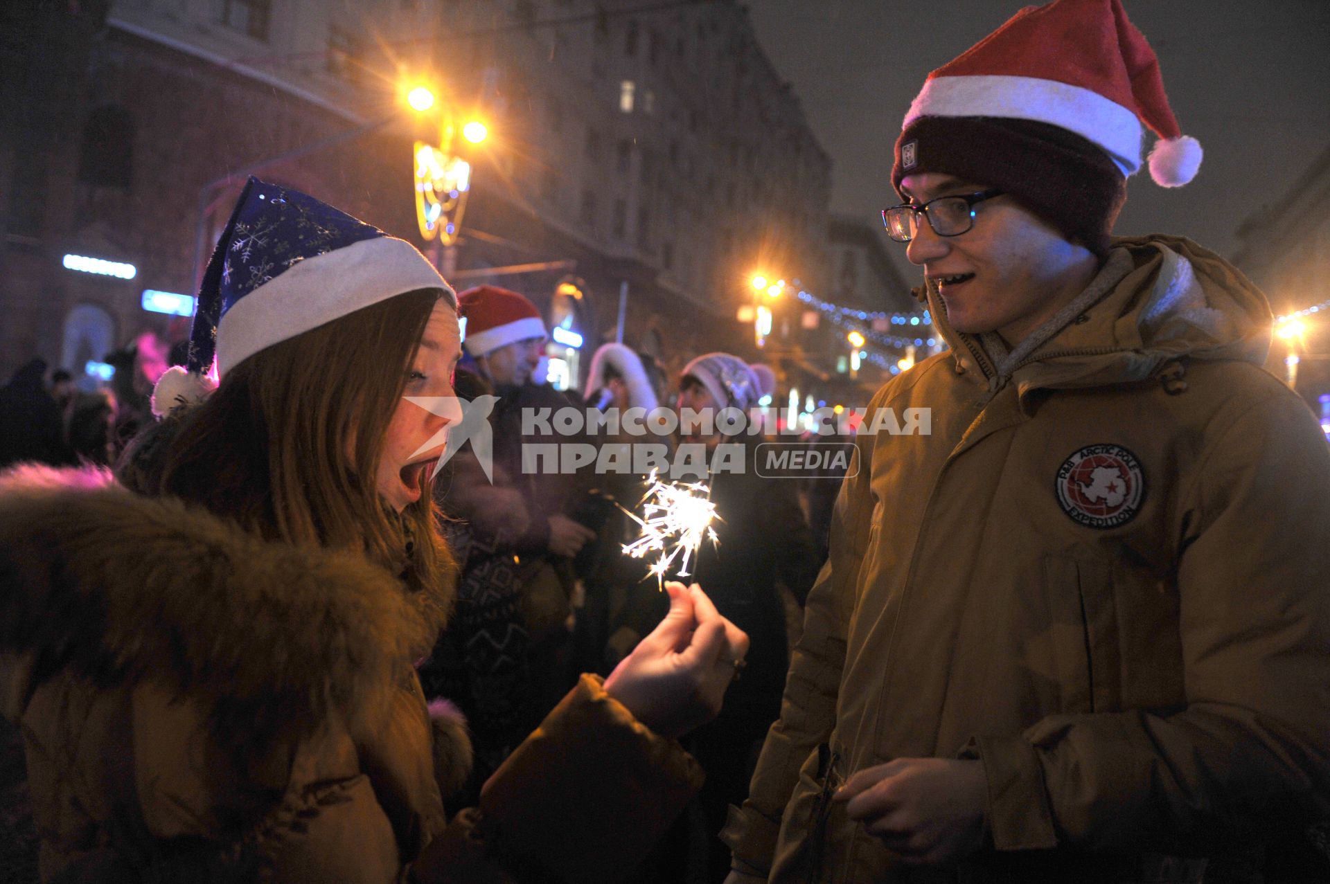 Празднование Нового года на Тверской улице в Москве. На снимке: девушка с бенгальским огнем.