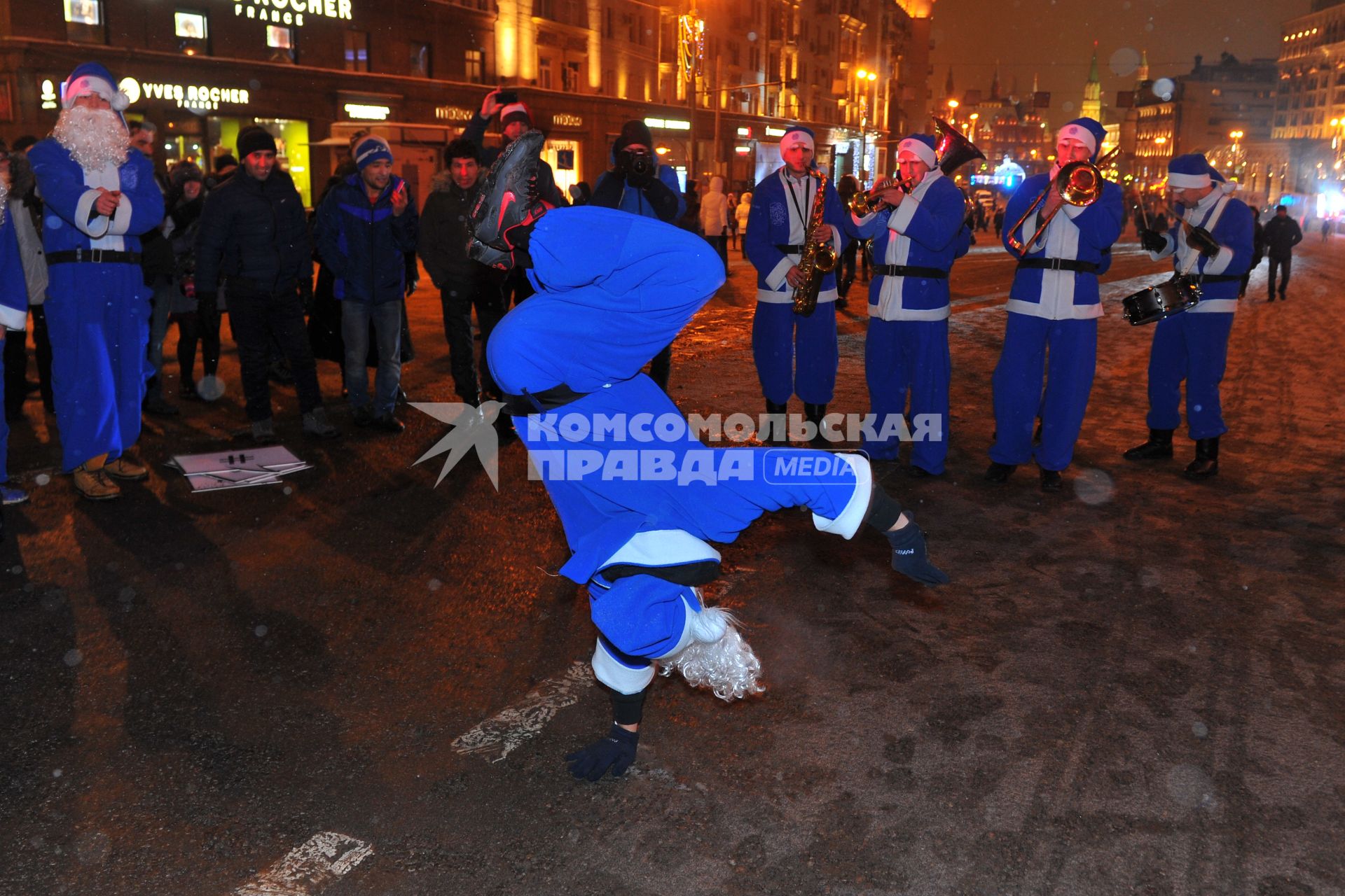 Празднование Нового года на Тверской улице в Москве. На снимке: молодой человек  в костюме Санта Клауса танцует брейк-данс