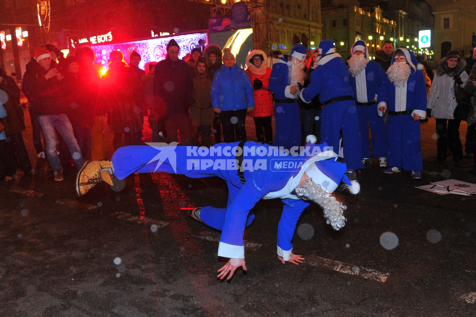 Празднование Нового года на Тверской улице в Москве. На снимке: молодой человек  в костюме Санта Клауса танцует брейк-данс