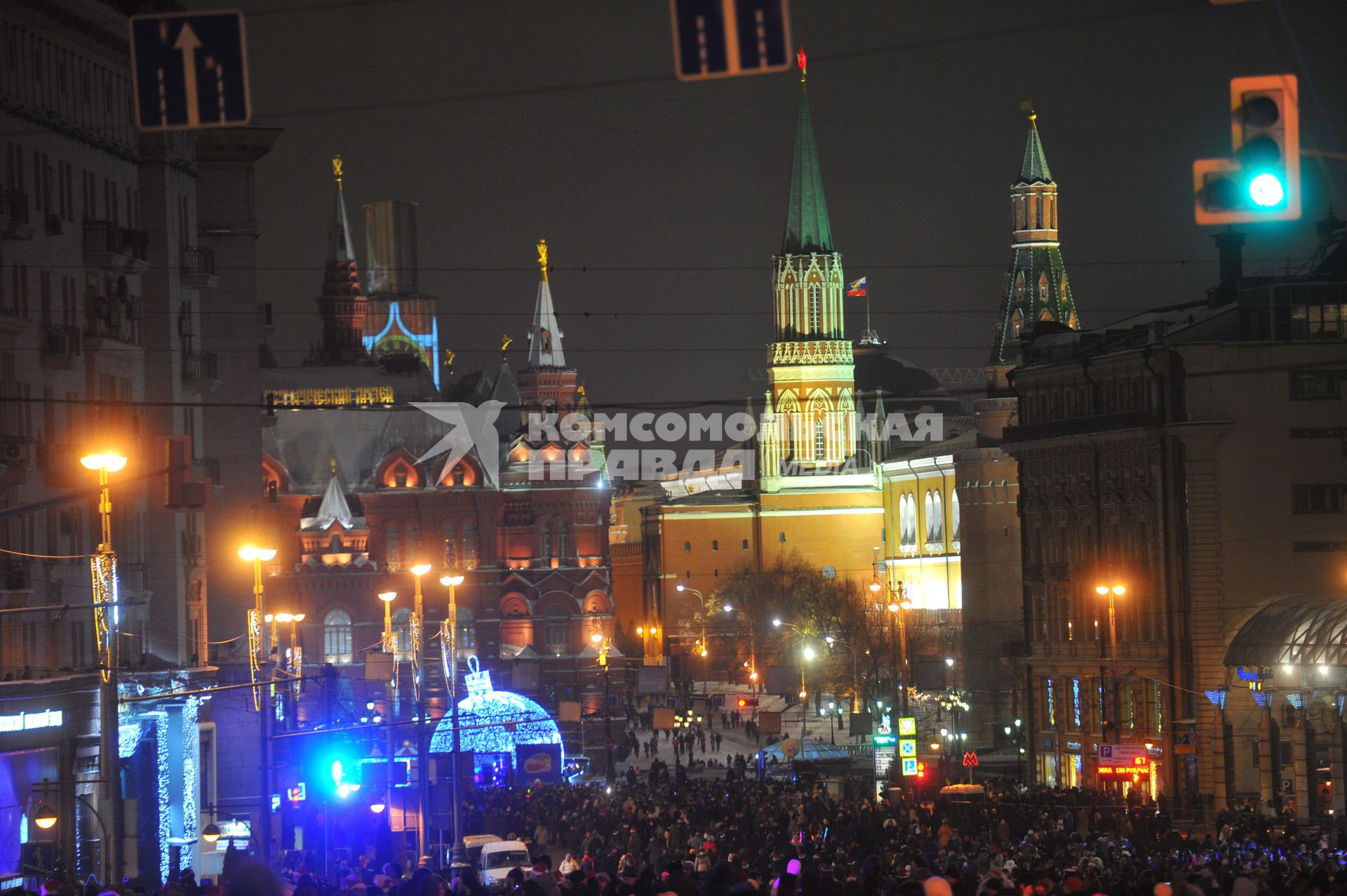 Празднование Нового года на Тверской улице в Москве. На снимке: толпа людей.