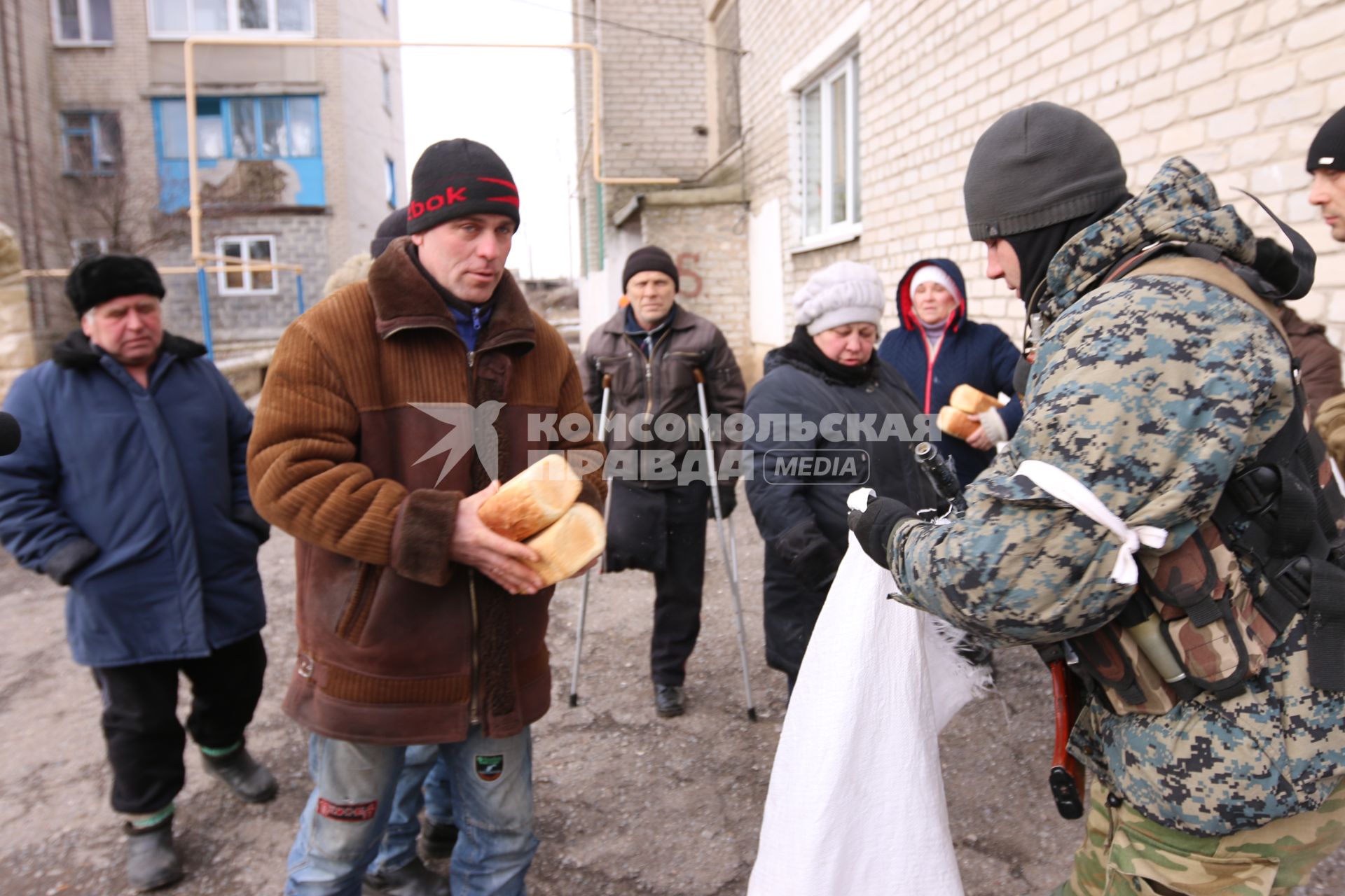 п.Красный Партизан перешел под контроль ополченцев ДНР. На снимке: ополченцы раздают местным жителям хлеб.