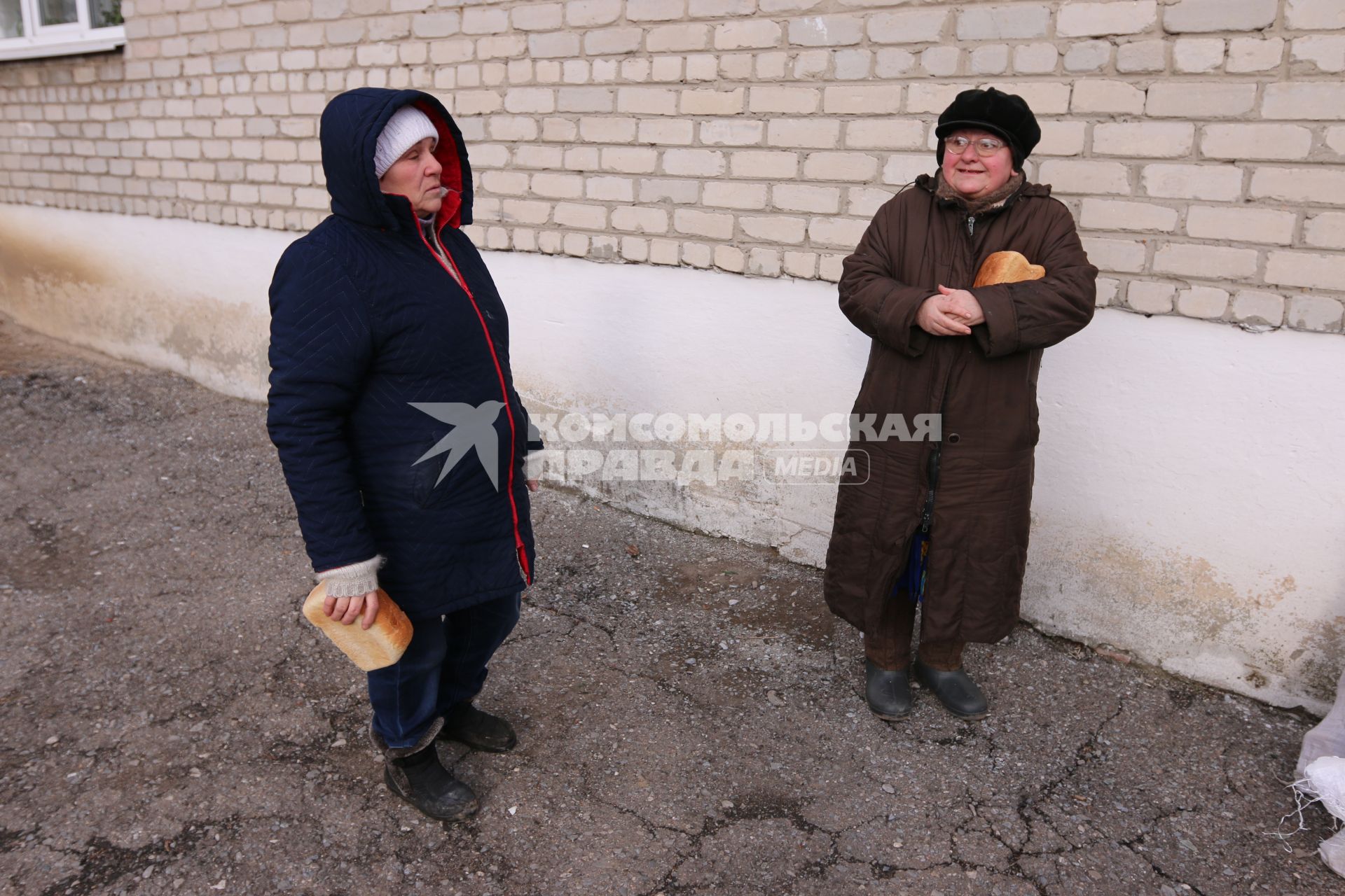 п.Красный Партизан перешел под контроль ополченцев ДНР. На снимке: местные жительницы с хлебом, привезенным ополченцами.